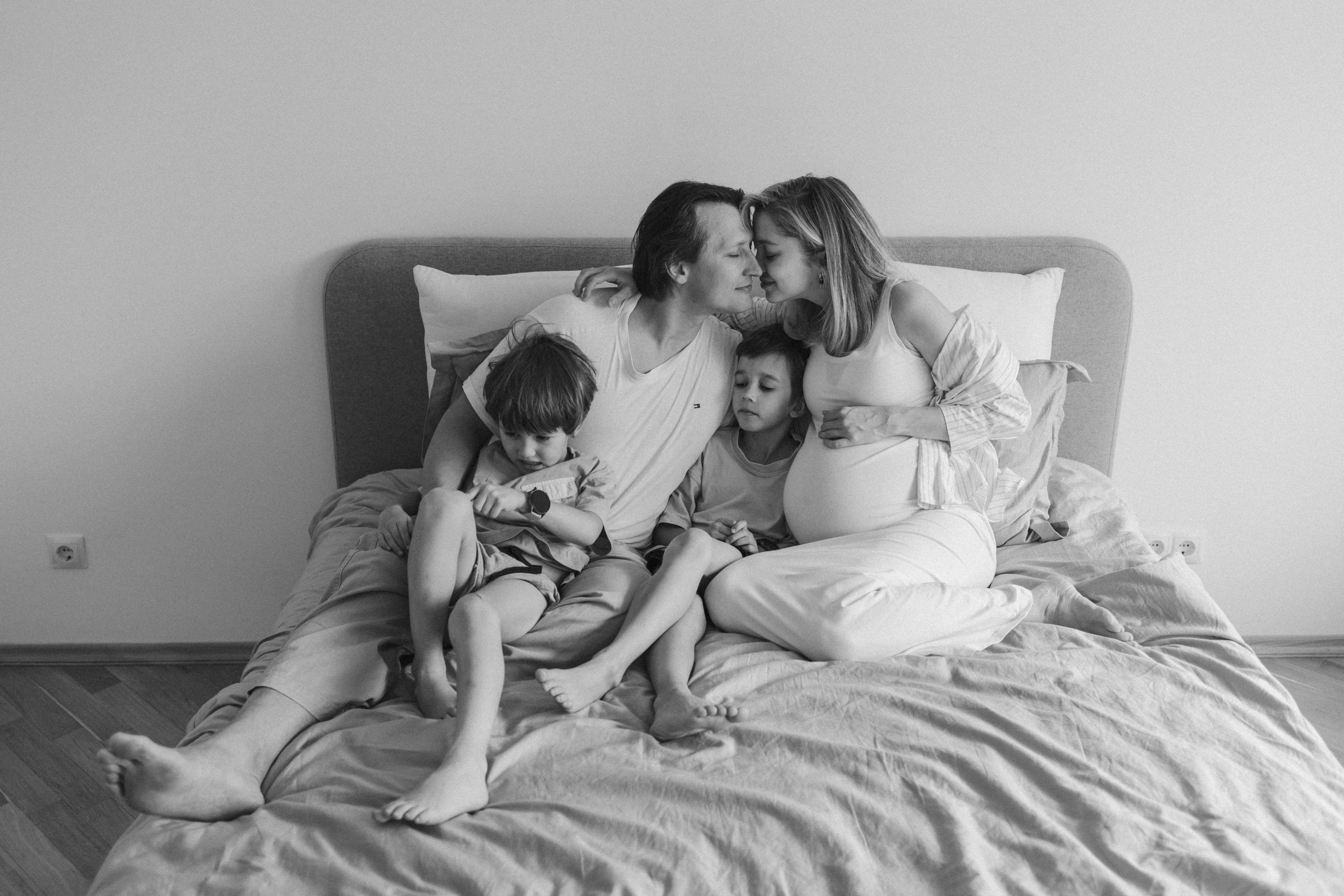 Катя, Паша, Валера и Родион ждут братика. Семейный фотограф в Москве