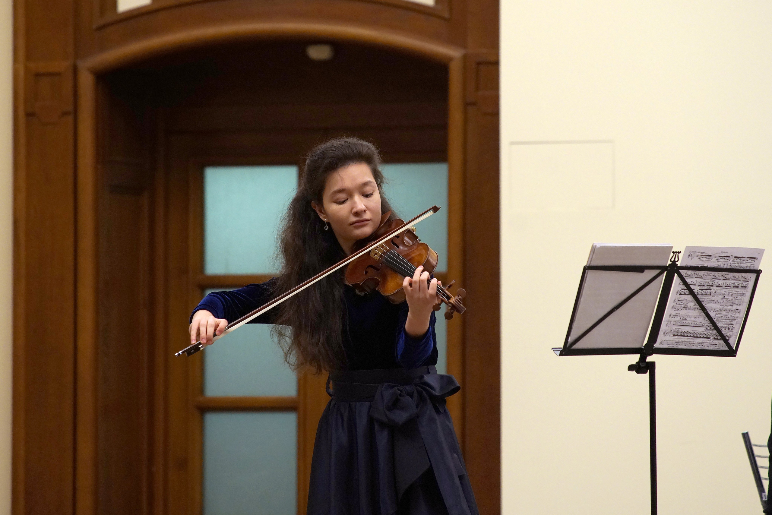 На сцене. Скрипачка Анна Савкина