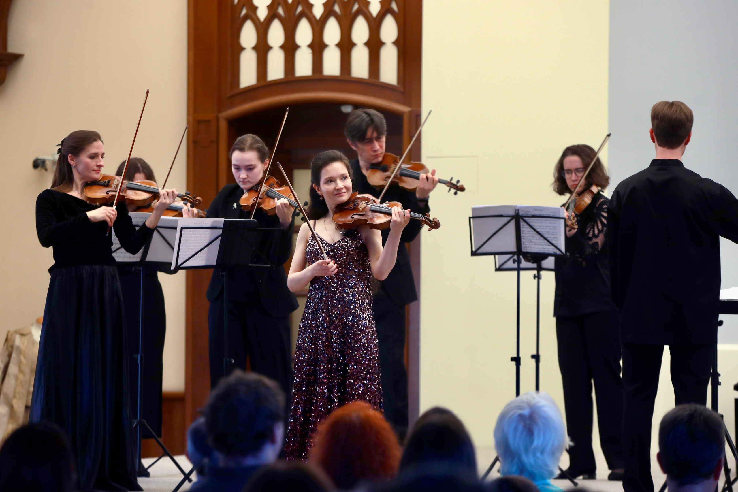 На сцене. Скрипачка Анна Савкина