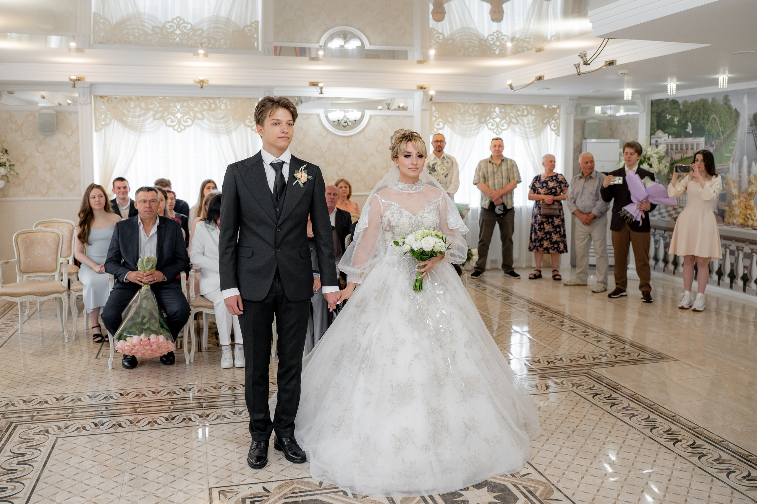 Свадебная фотосессия в ЗАГСе Петергофа. Свадебный фотограф Александр Невский в Санкт-Петербурге