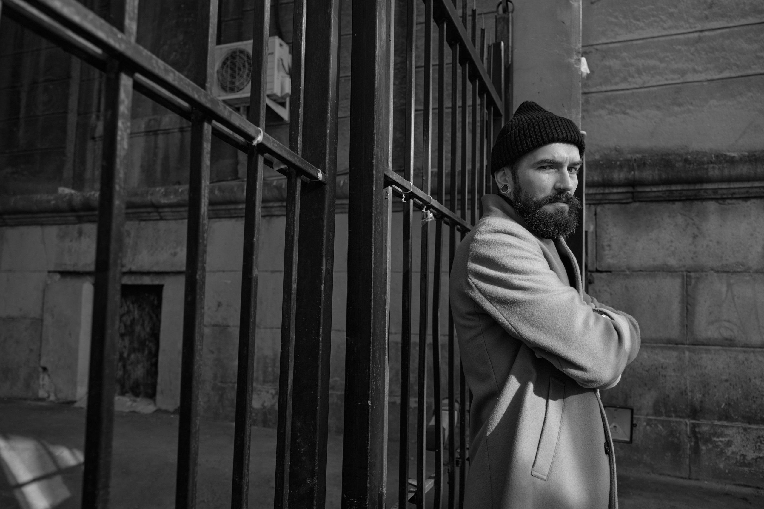 Андрей. Мужской портрет на улице. Свадебный и портретный фотограф в Екатеринбурге Александр Блюденов