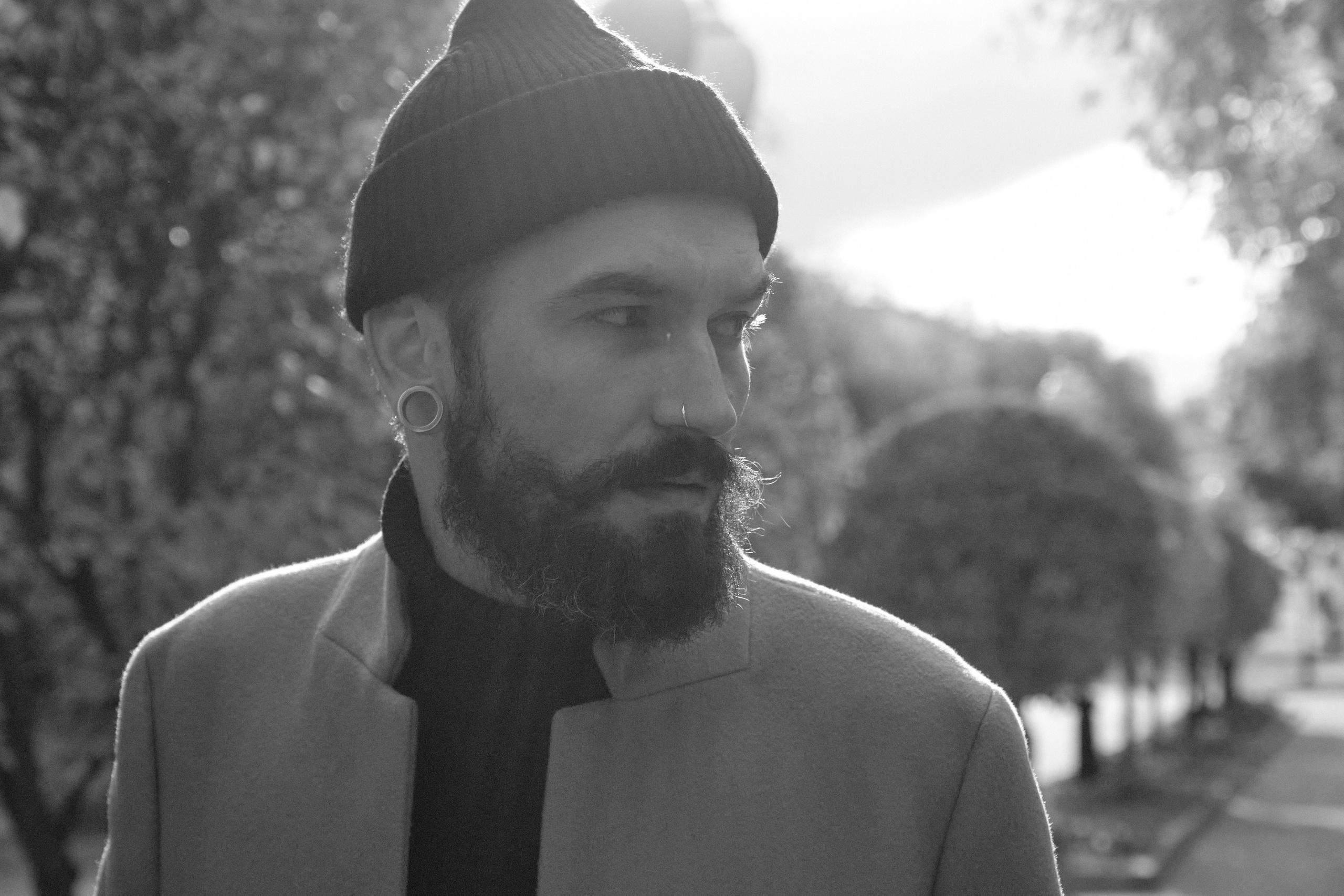 Андрей. Мужской портрет на улице. Свадебный и портретный фотограф в Екатеринбурге Александр Блюденов