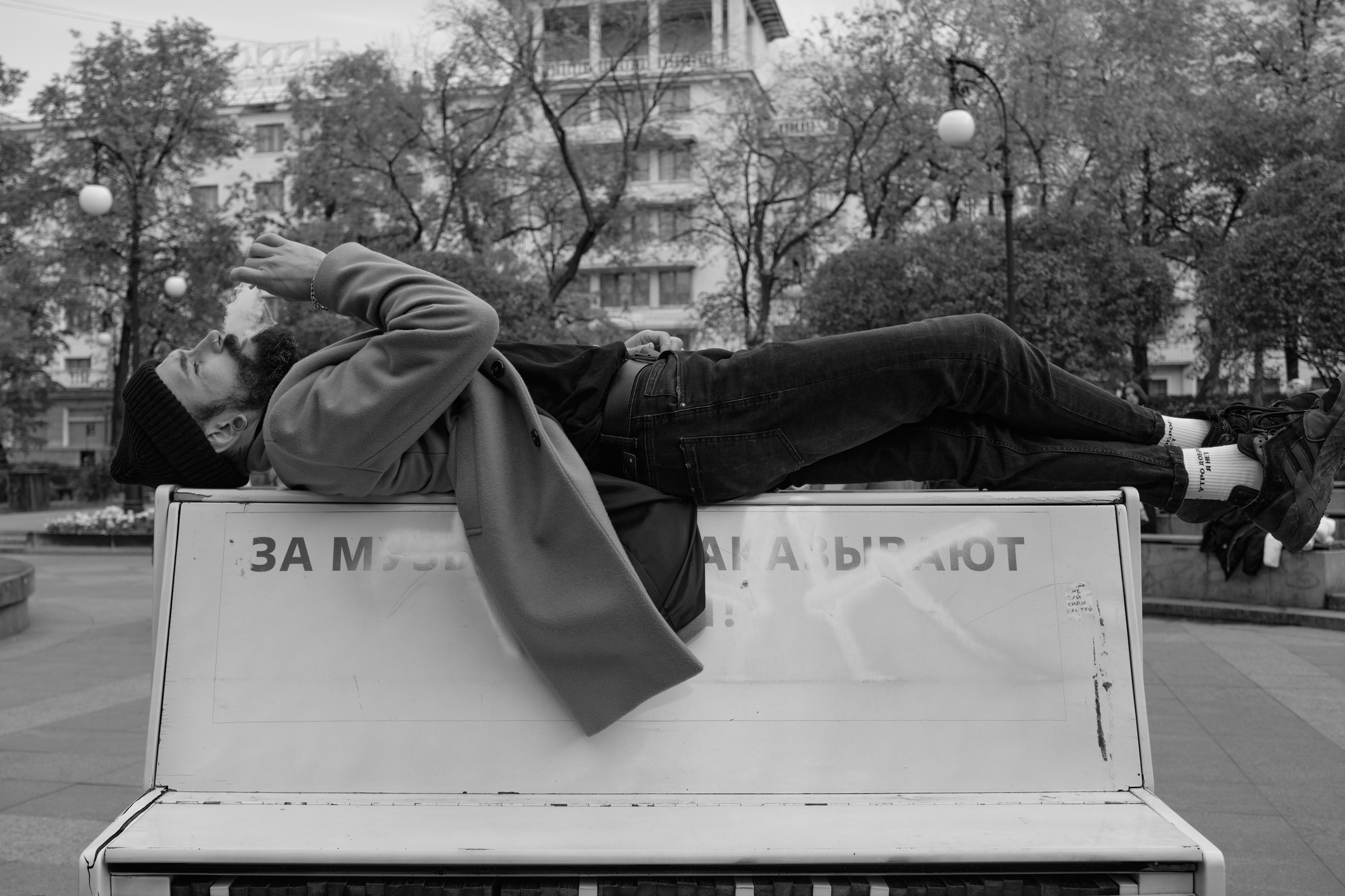 Андрей. Мужской портрет на улице. Свадебный и портретный фотограф в Екатеринбурге Александр Блюденов