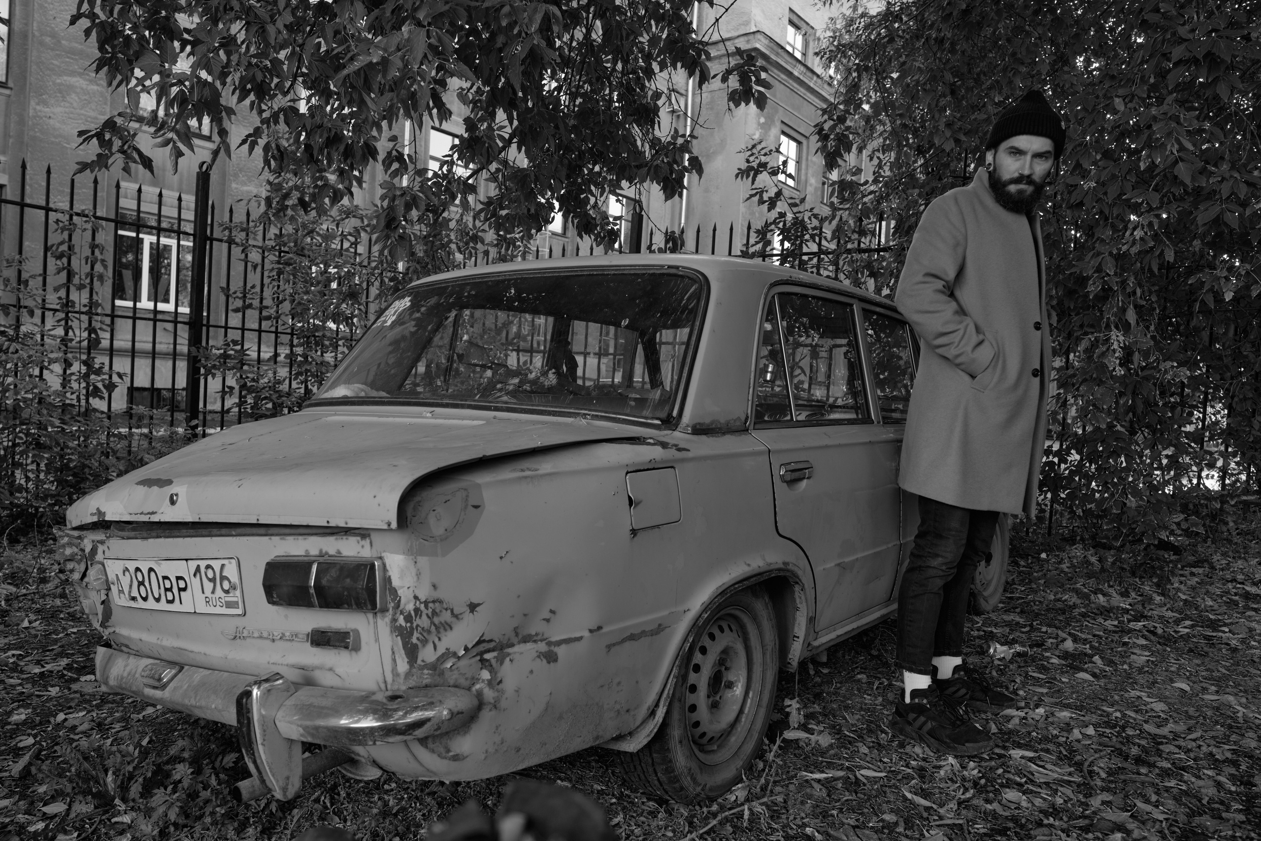 Андрей. Мужской портрет на улице. Свадебный и портретный фотограф в Екатеринбурге Александр Блюденов