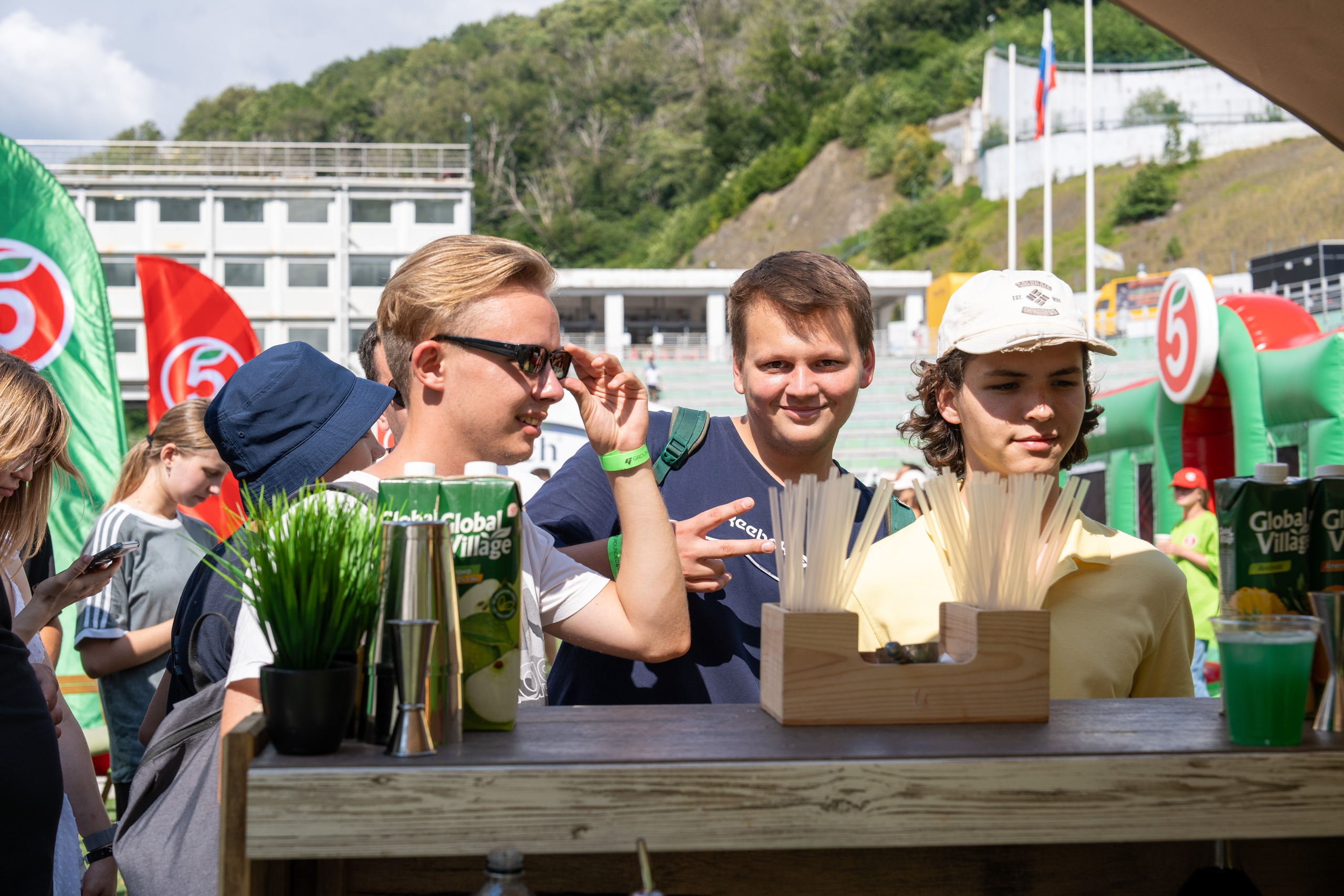 Фотоотчет партнеской интеграции для сети «Пятерочка» на фестивале «Grounded». Репортажный фотограф в Красной Поляне и Сочи Павлюченко Екатерина