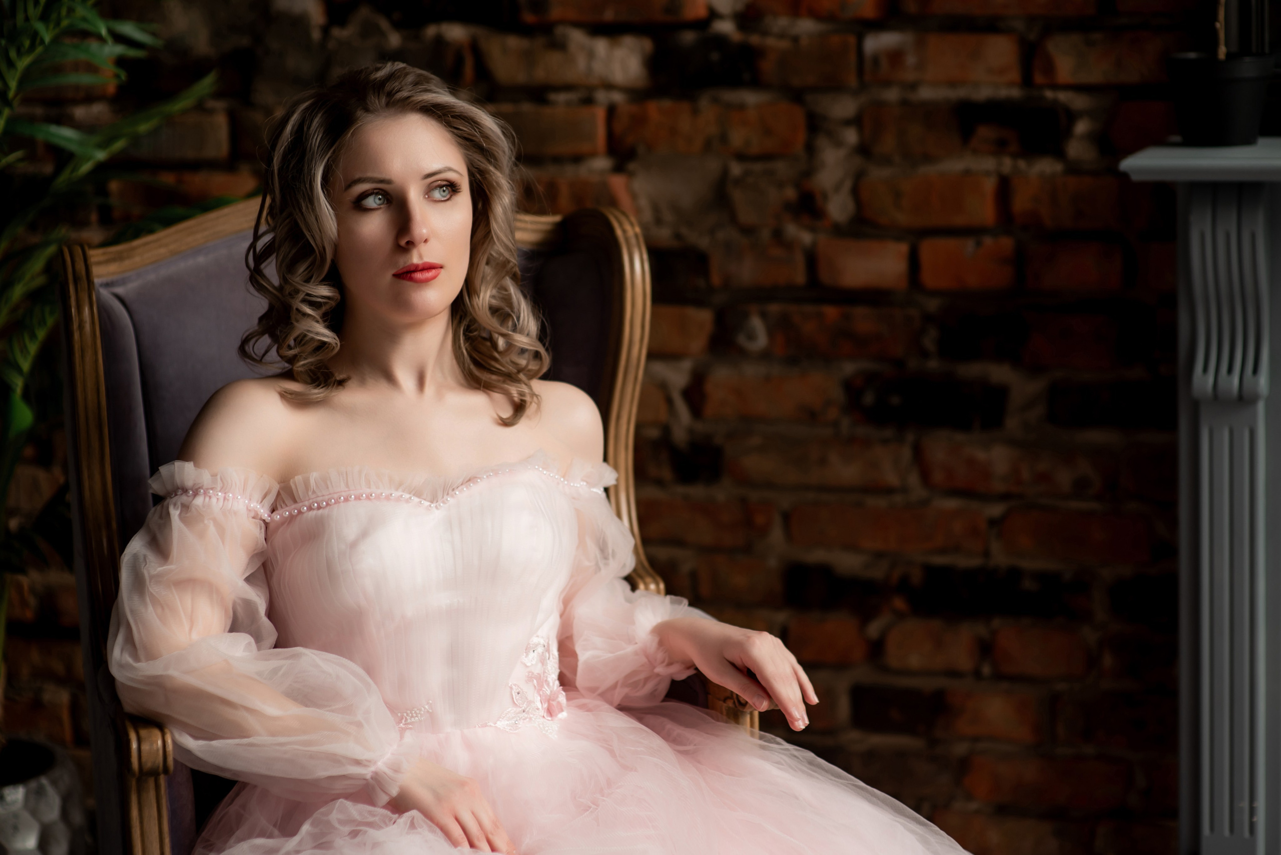 Девушка в пышном розовом корсетной платье со шлейфом. Ольга Ли свадебный семейный фотограф Иркутск