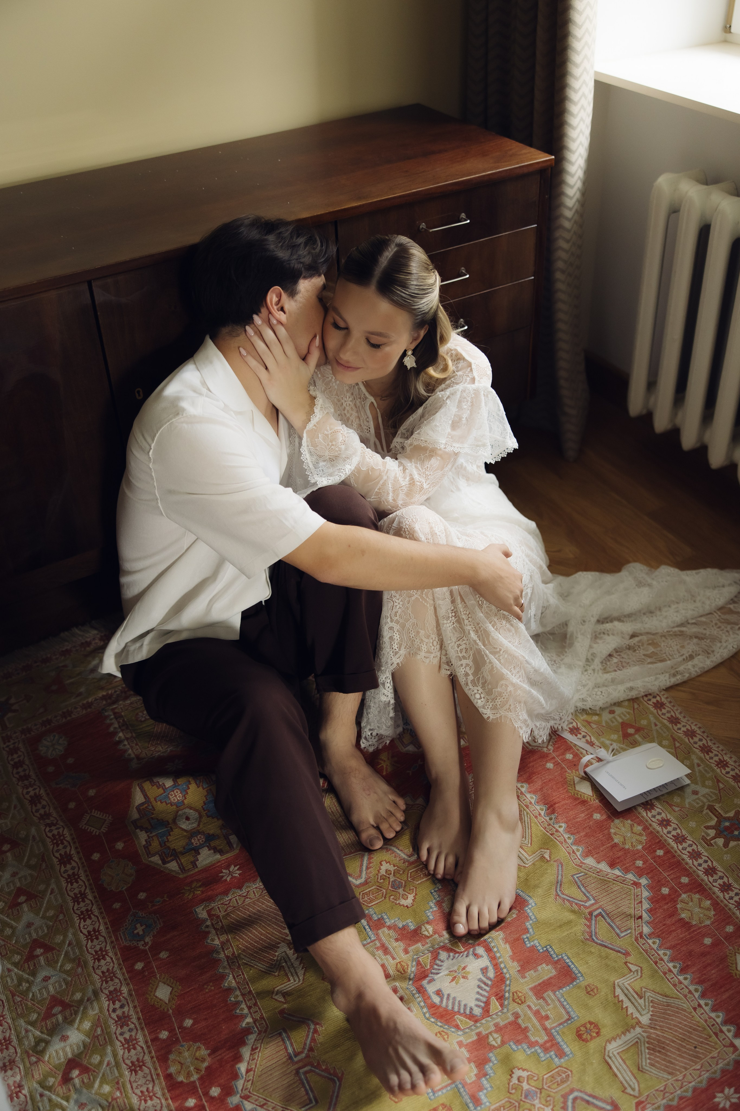 Таня и Тимур, утренние сборы в квартире и свадебный ужин. Фотограф любви в городе Казань