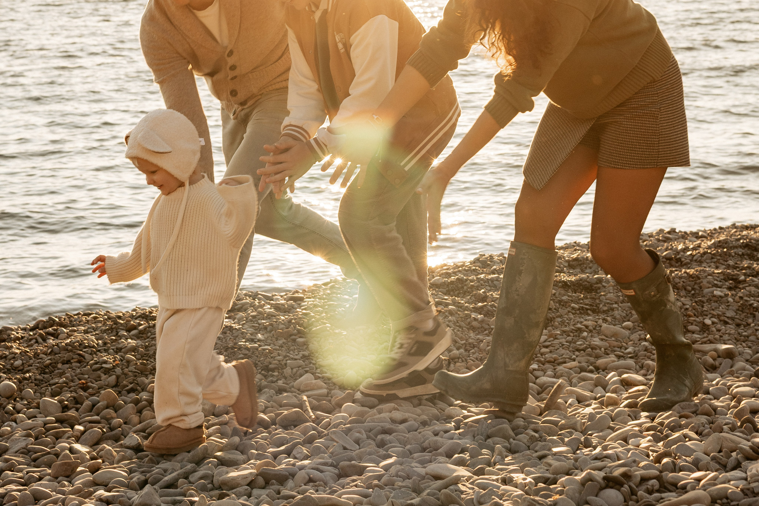  Любовь и забота — Нежный момент: родители помогают детям собирать ракушки у кромки воды
