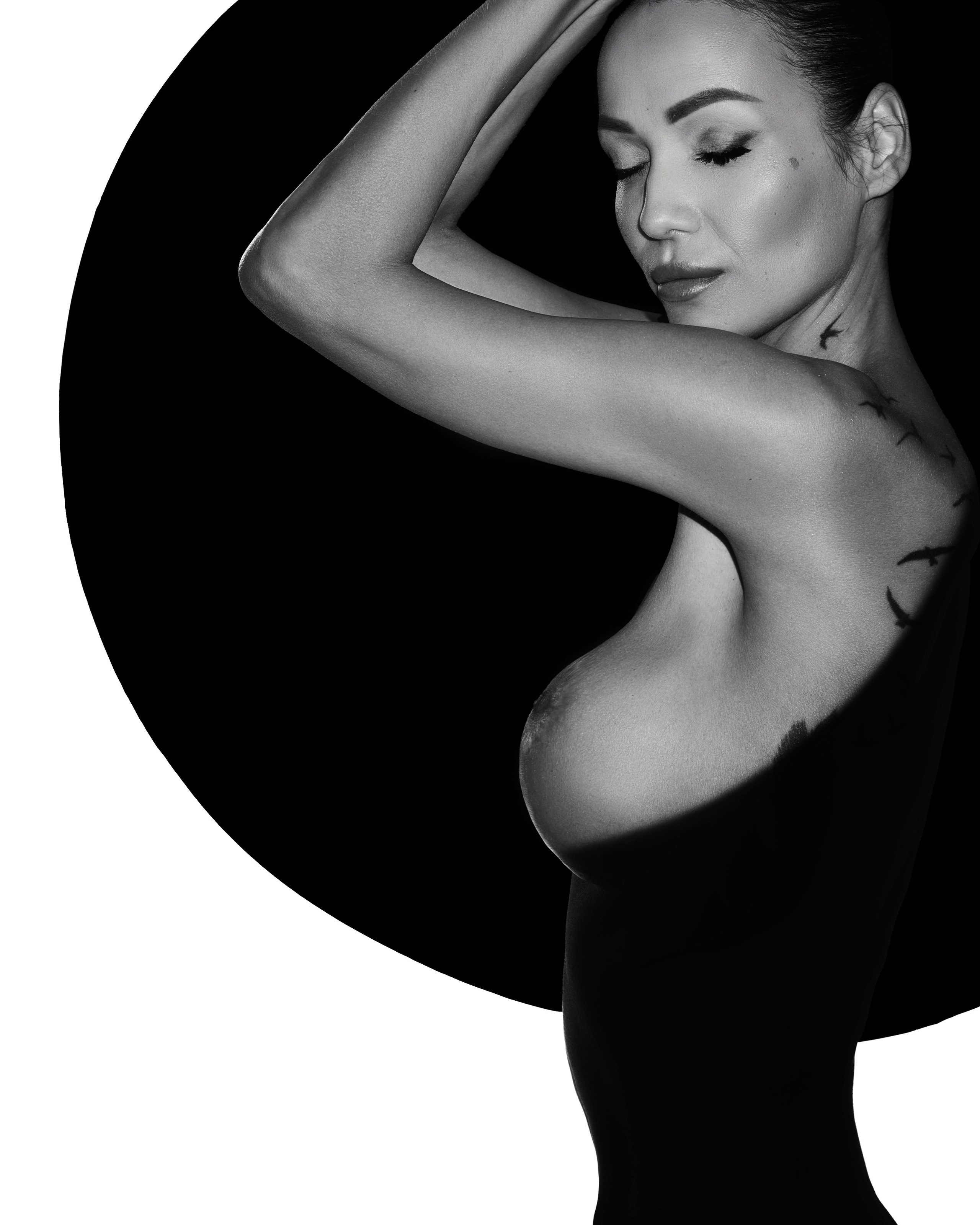 Черно белая фотосессия в стиле НЮ для девушки