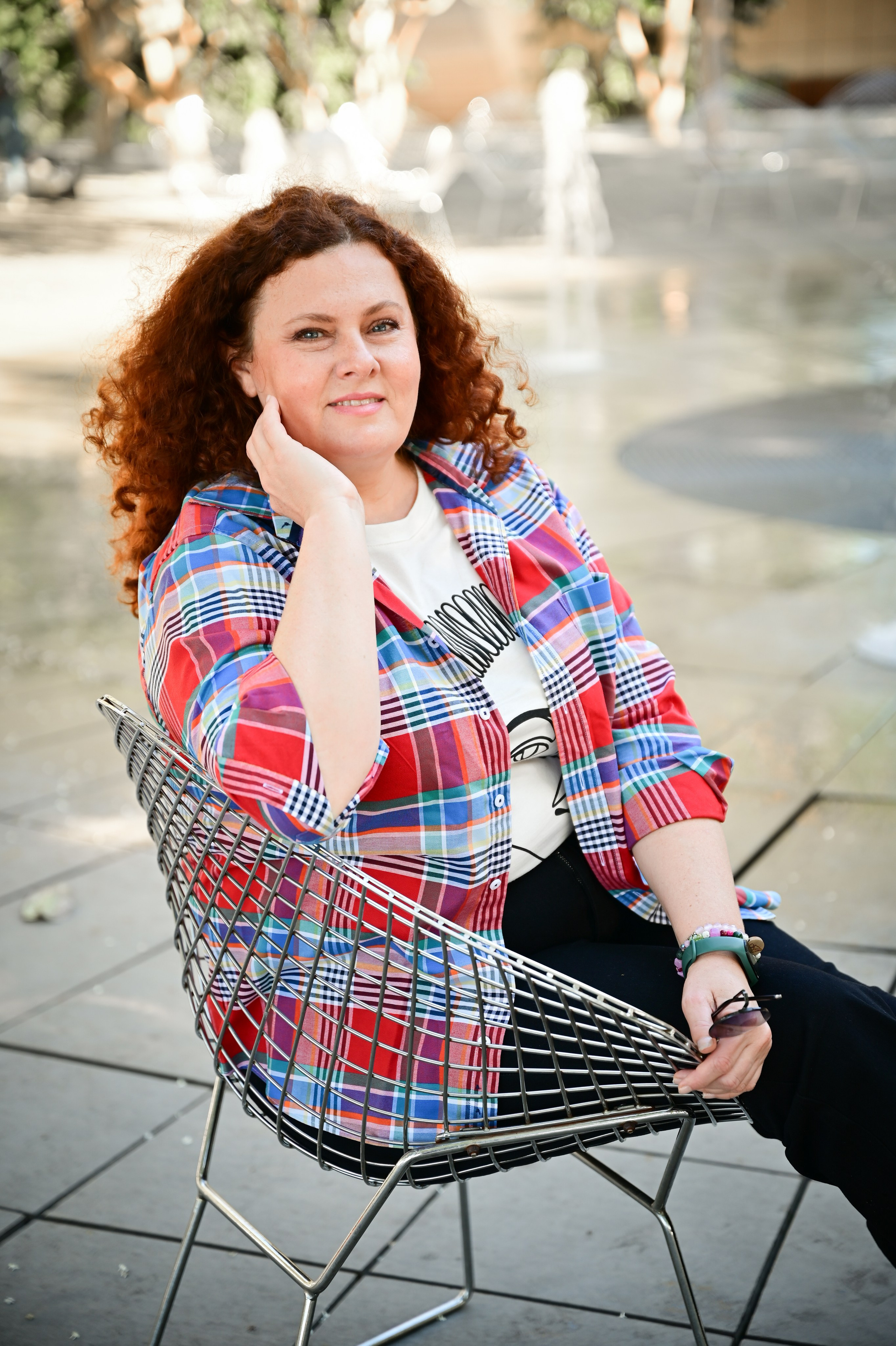 Фотопортрет девушки сидя у фонтана в парке Галицкого