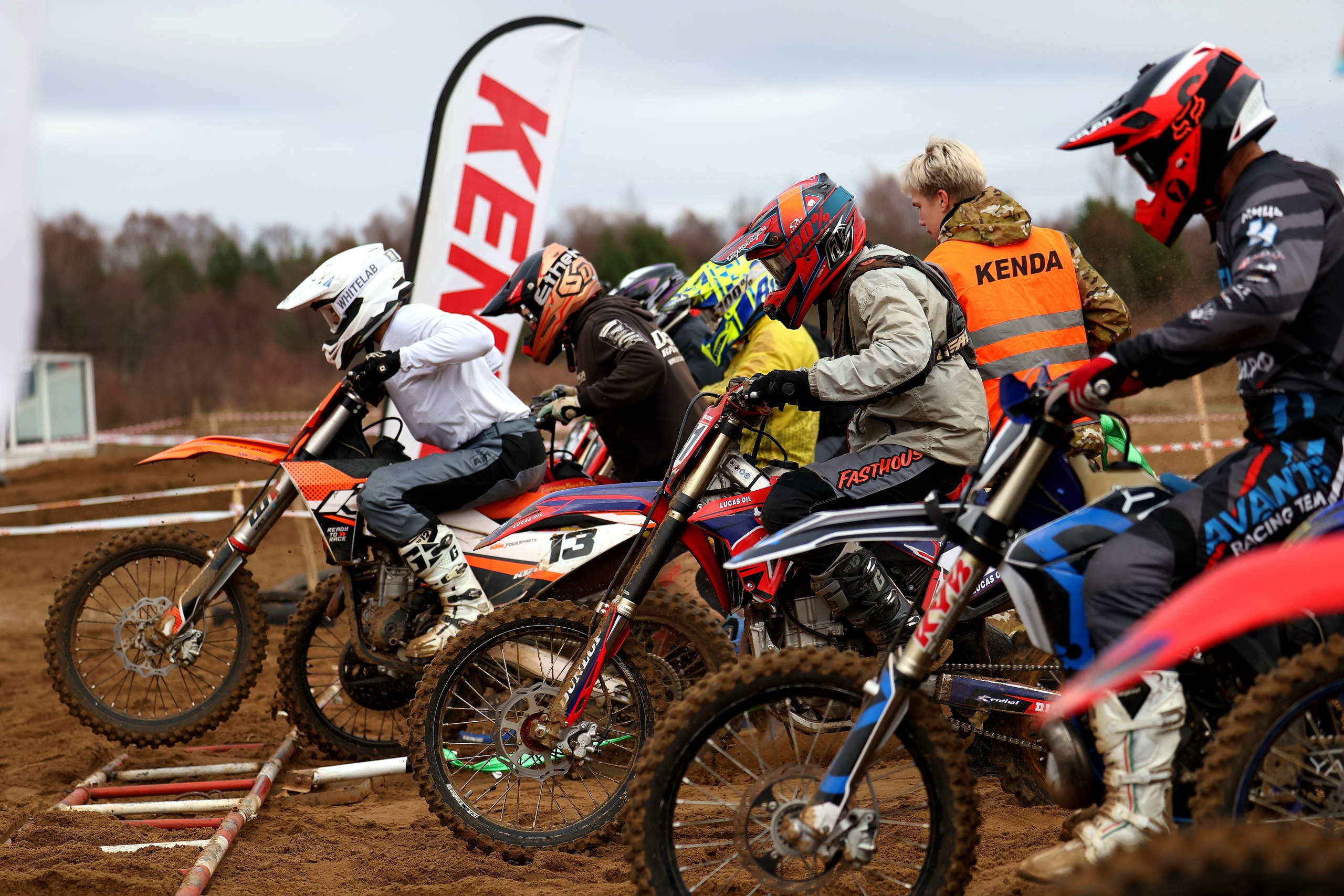 Старт заезда мотокросс