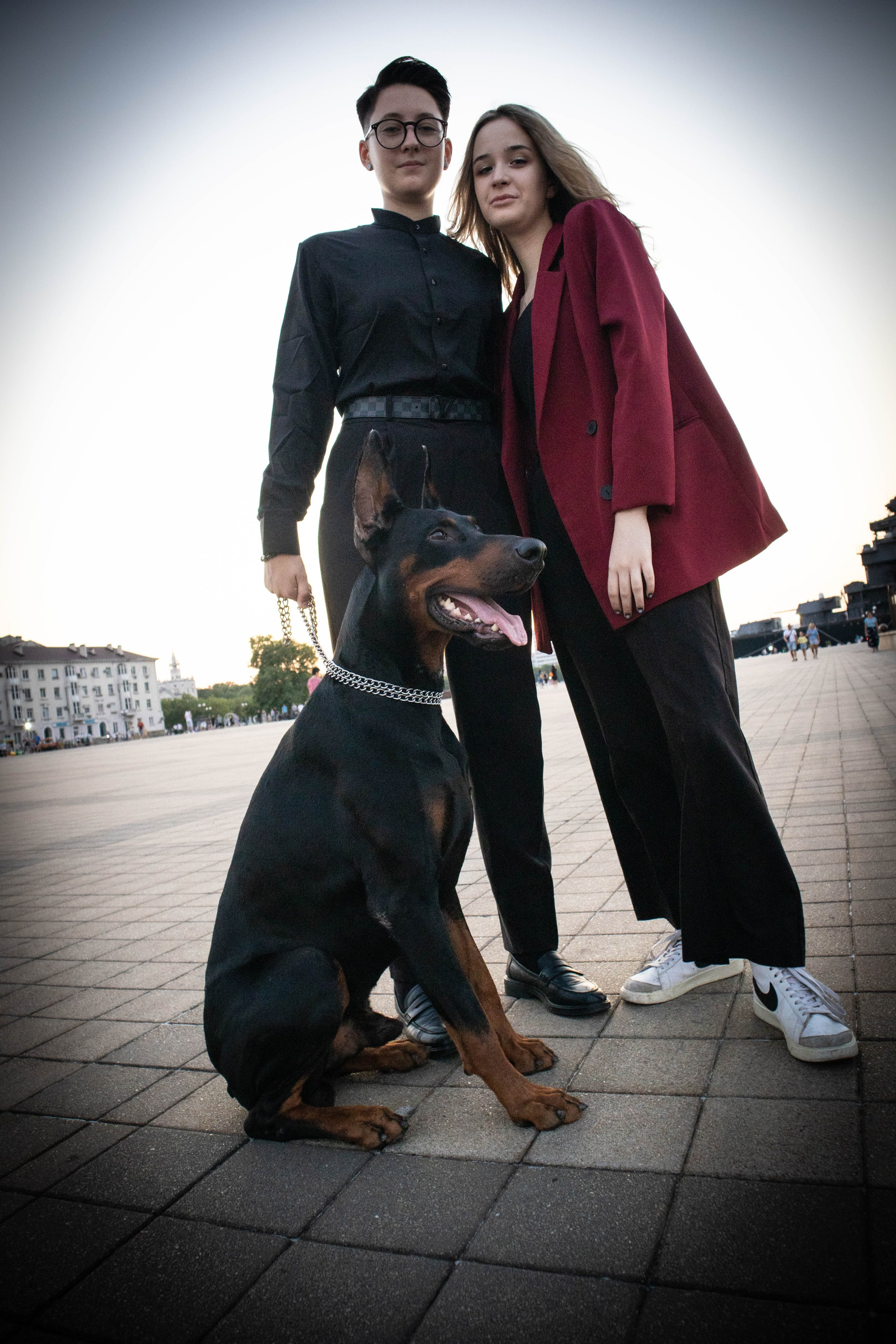 «Жизнь в ритме шага: пара с доберманом». Уличный фотограф Города N