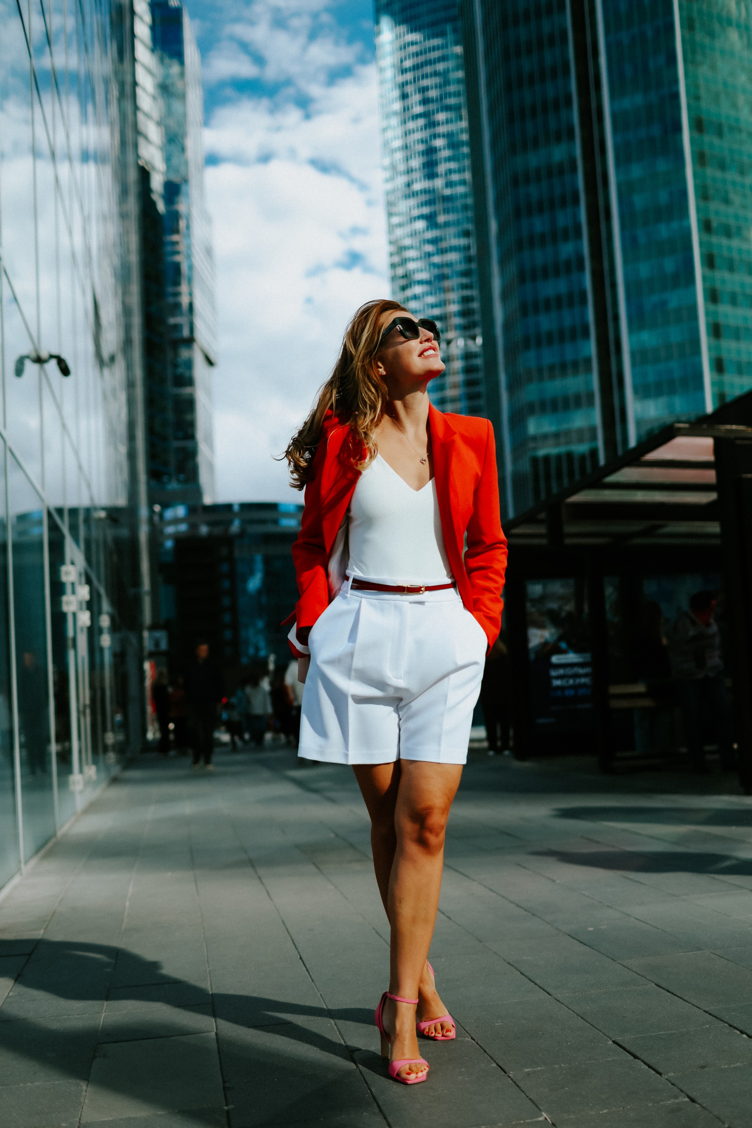 <img src="IZ0A0352.jpg" alt="Бизнес-леди успешная и красивая молодая девушка в в ярком красном пиджаке позирует на фоне Москва-Сити, волосы развиваются">