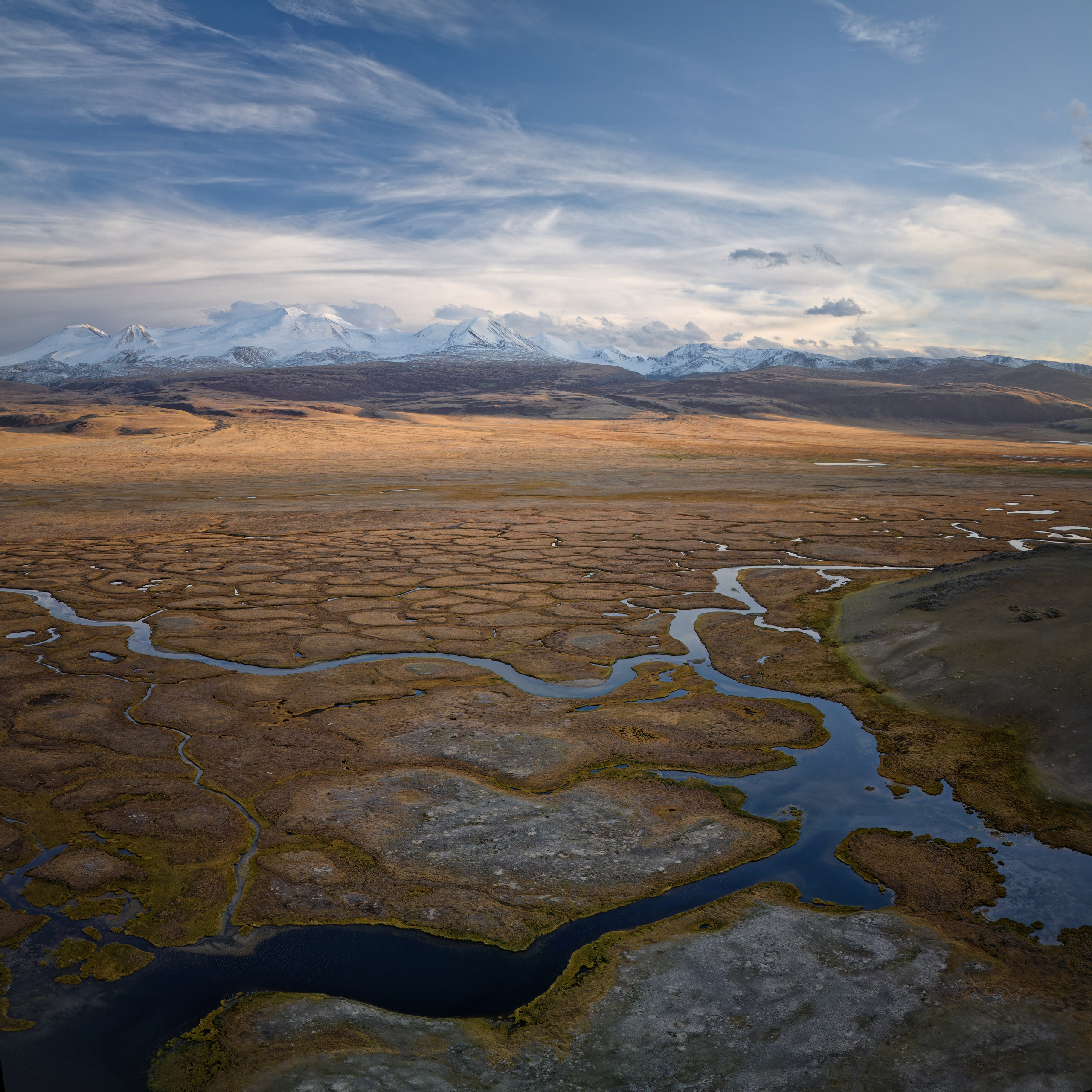 Закатный вид на пять священных вершин на плато Укок