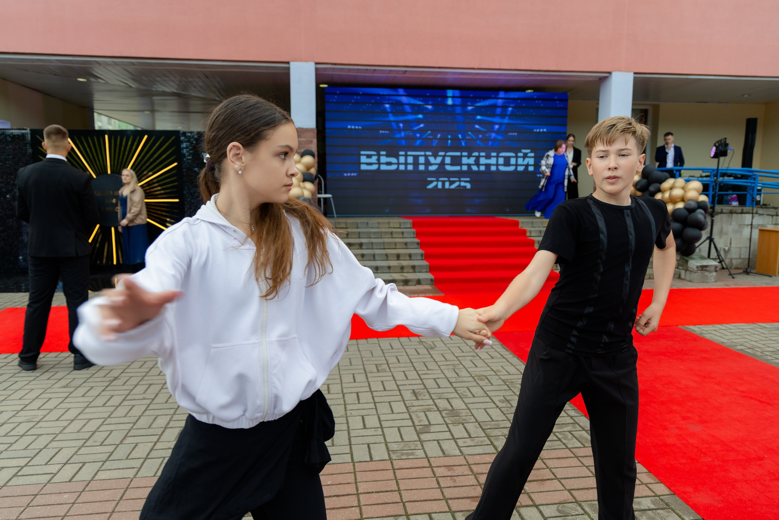 Школьный выпускной 2025 год в Минске, Беларуси. Свадебный фотограф в Минске/Беларуси Сергей Спиридонов