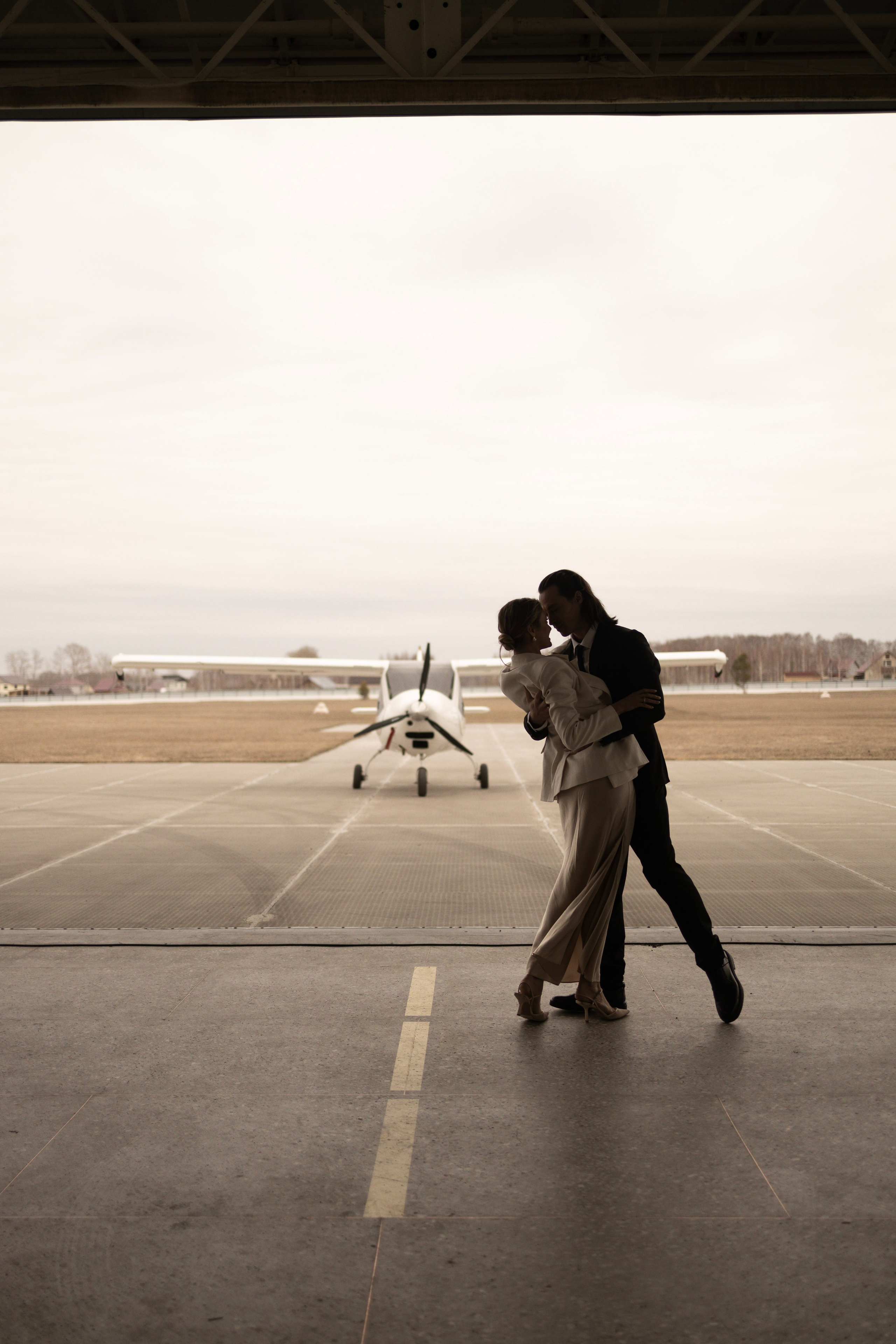 Свадебная на аэродроме. Фотограф Арина Шмакова