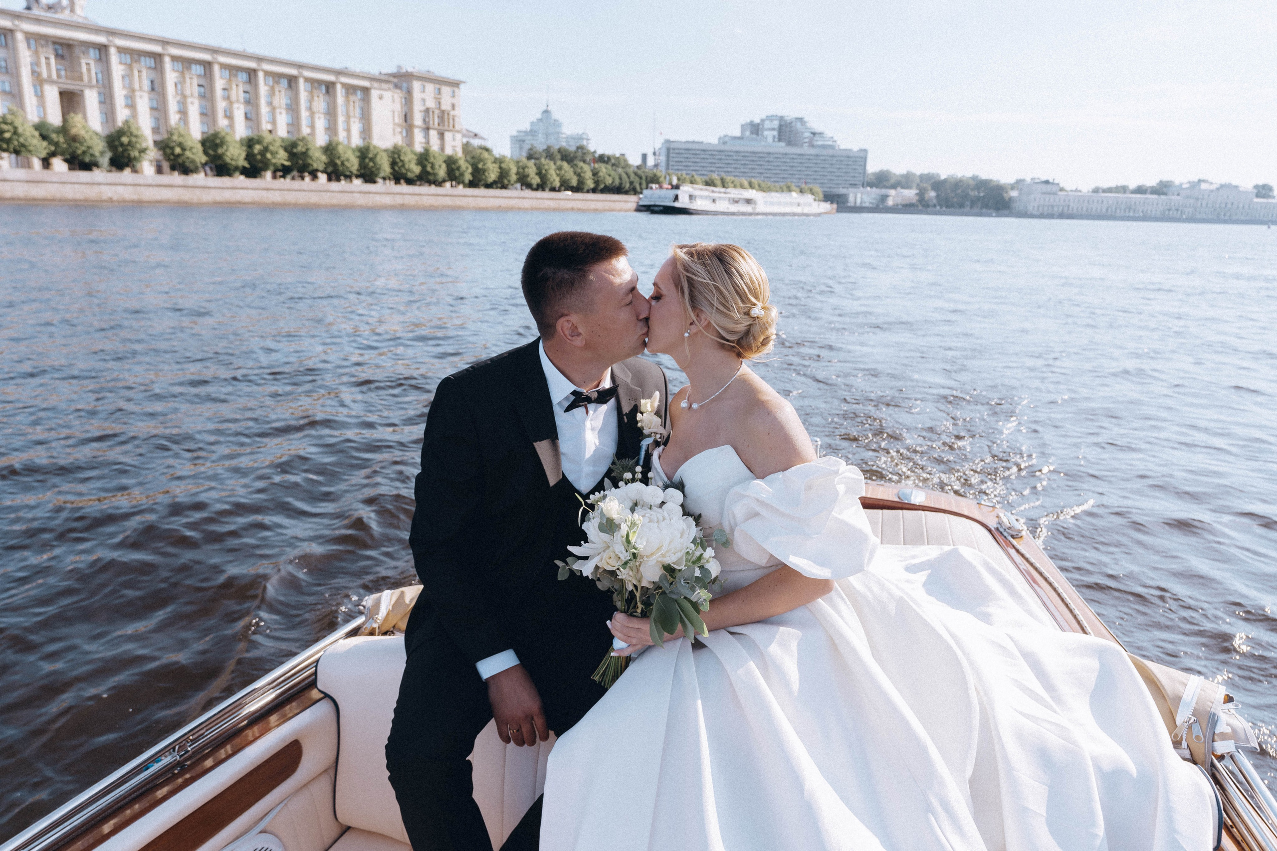 СВАДЕНБНАЯ СЬЕМКА НА КАТЕРЕ ПО КАНАЛАМ САНКТ-ПЕТЕРБУРГА И В АКВАТОРИИ НЕВЫ. Профессиональный фотограф, Санкт-Петербург — Виктория Богомолова