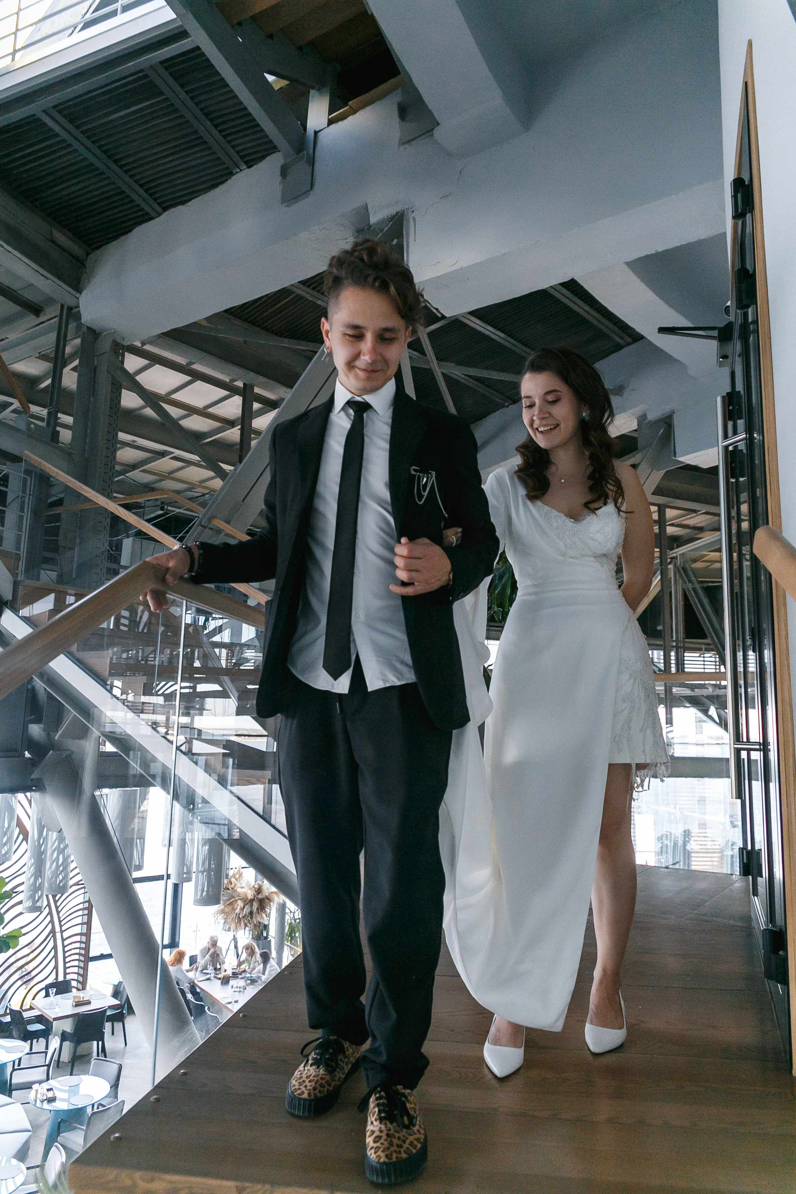 Гости украли жениха и невесту для фотографий на крыше ресторана Река. Событийный фотограф Максим Бескоровайновнов