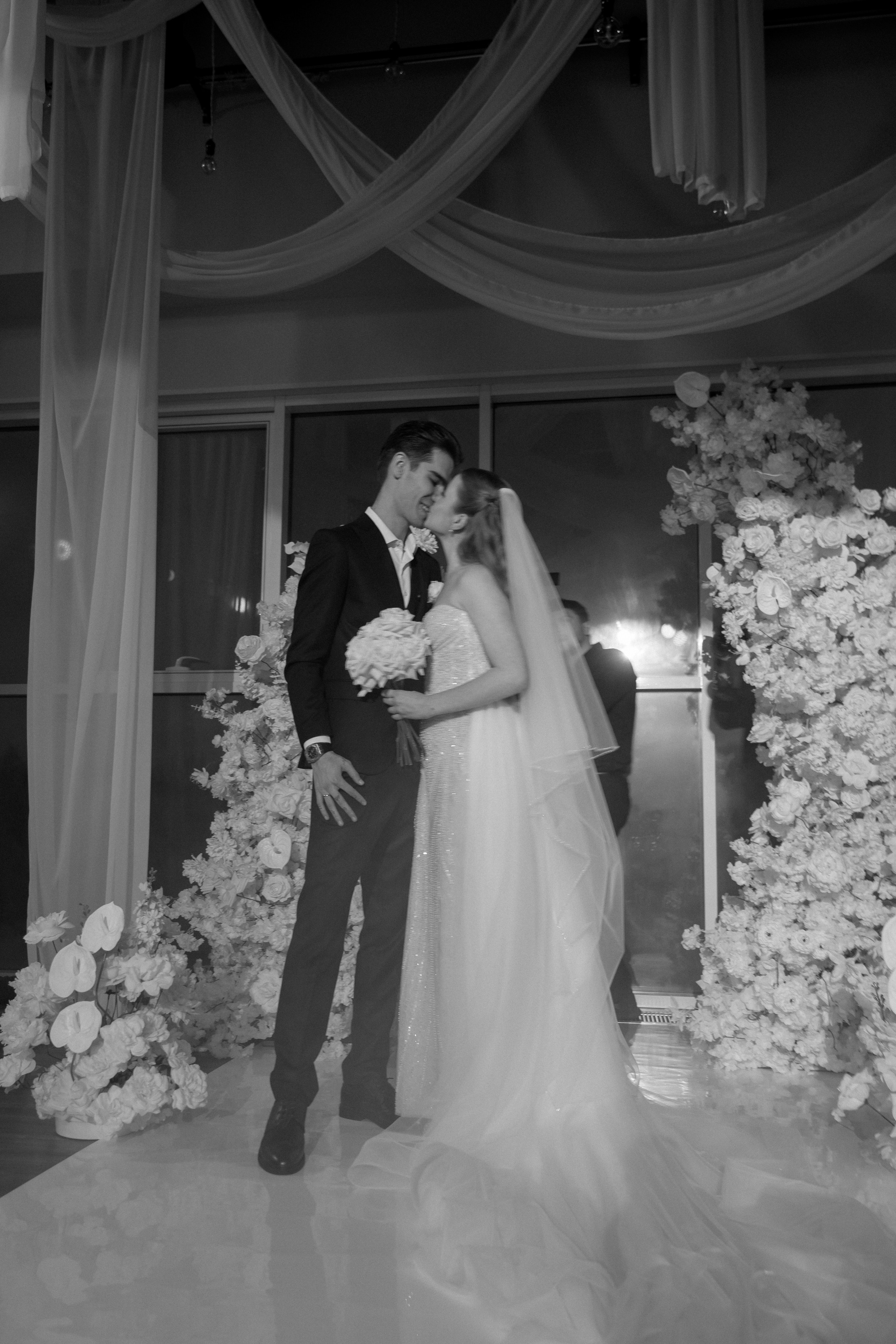 СВАДЕБНАЯ СЬЕМКА СБОРОВ В ОТЕЛЕ И ВЫЕЗД НА ЦЕРЕМОНИЮ (СНЯТО В СИБИРЕ В НИЖНЕВАРТОВСКЕ). Профессиональный фотограф, Санкт-Петербург — Виктория Богомолова