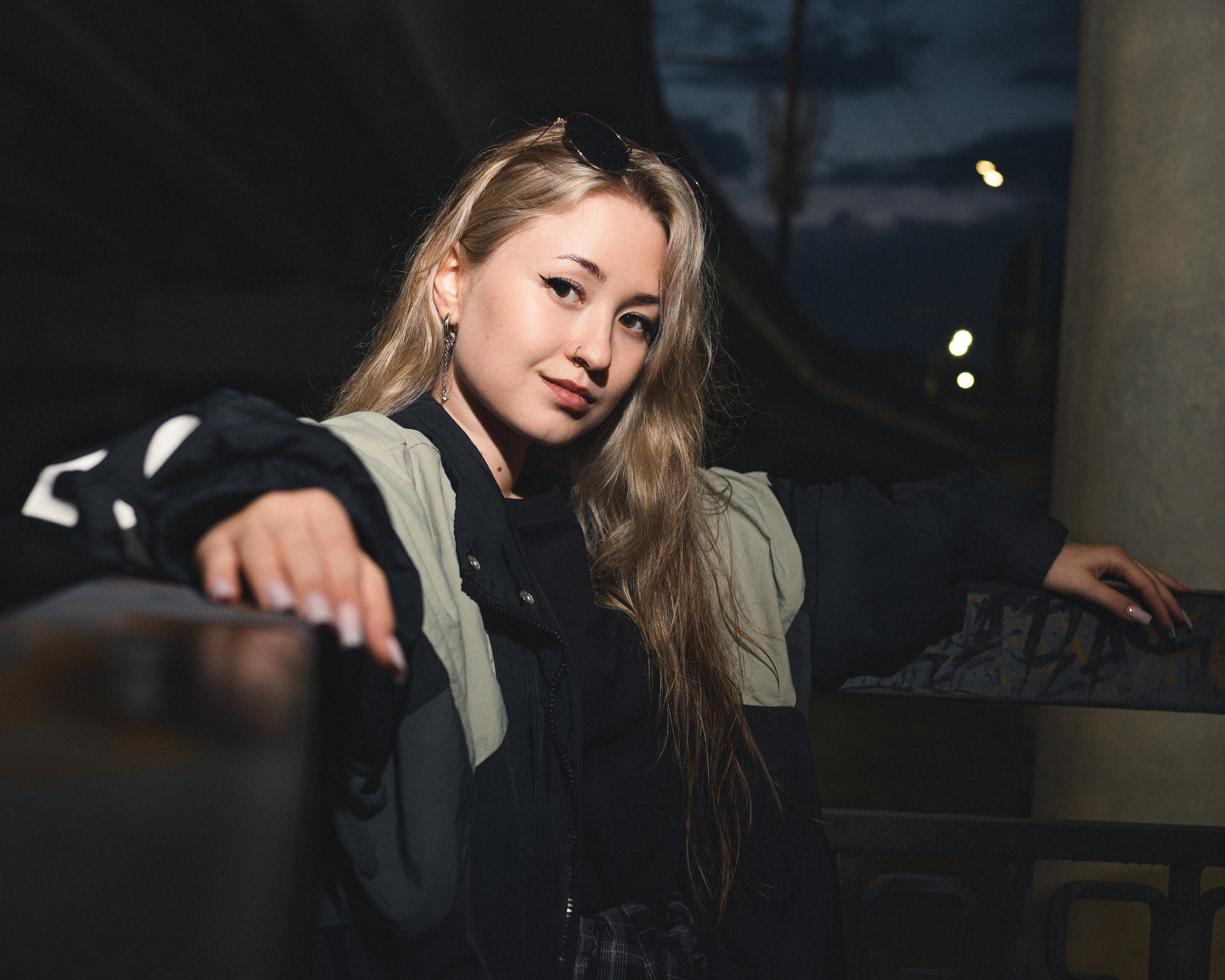 Урбан фотосессия в Воронеже — стильный портрет девушки в вечернее время