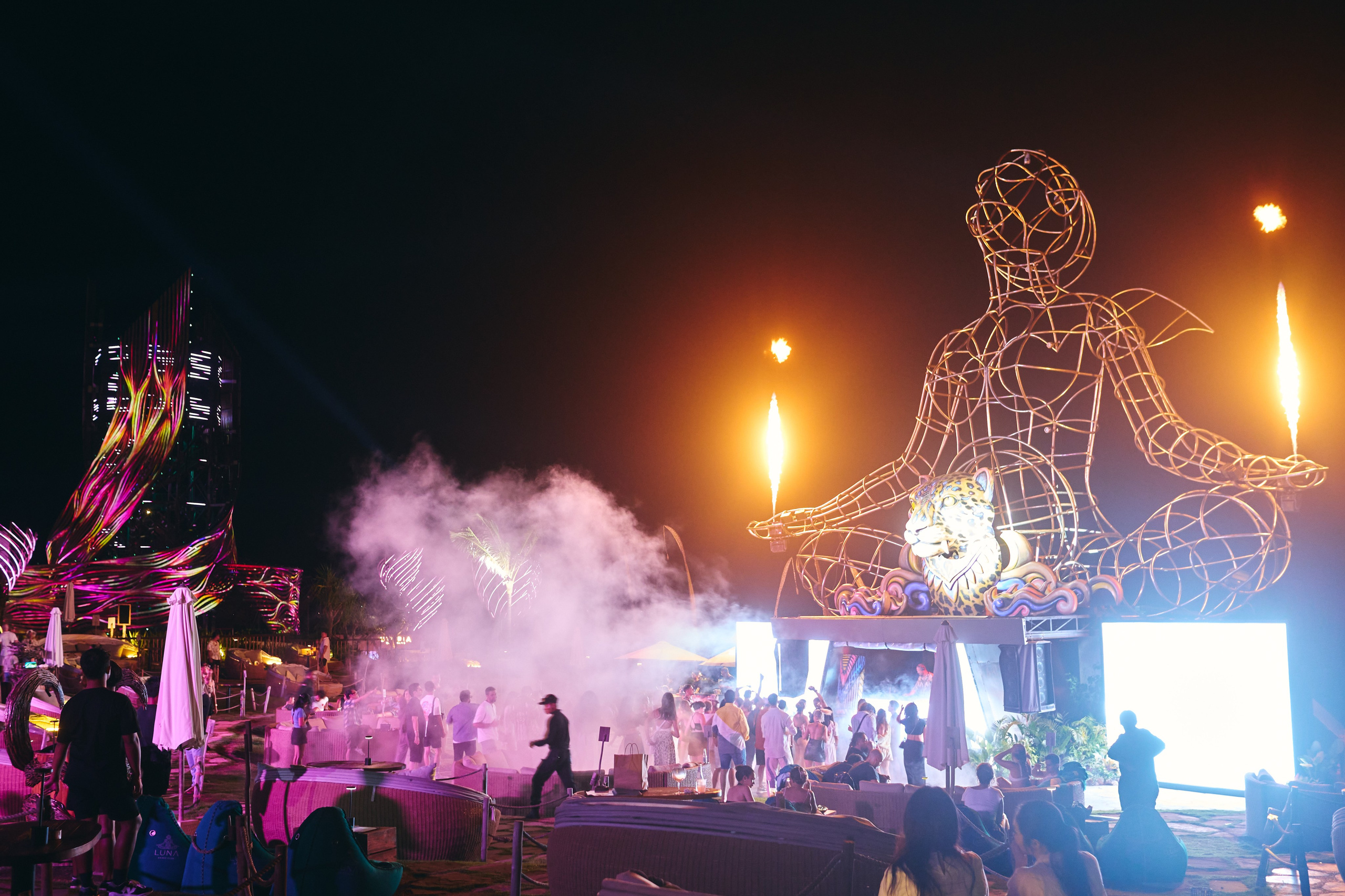 NuanuNight. See the moment and catche. commercial and reportage