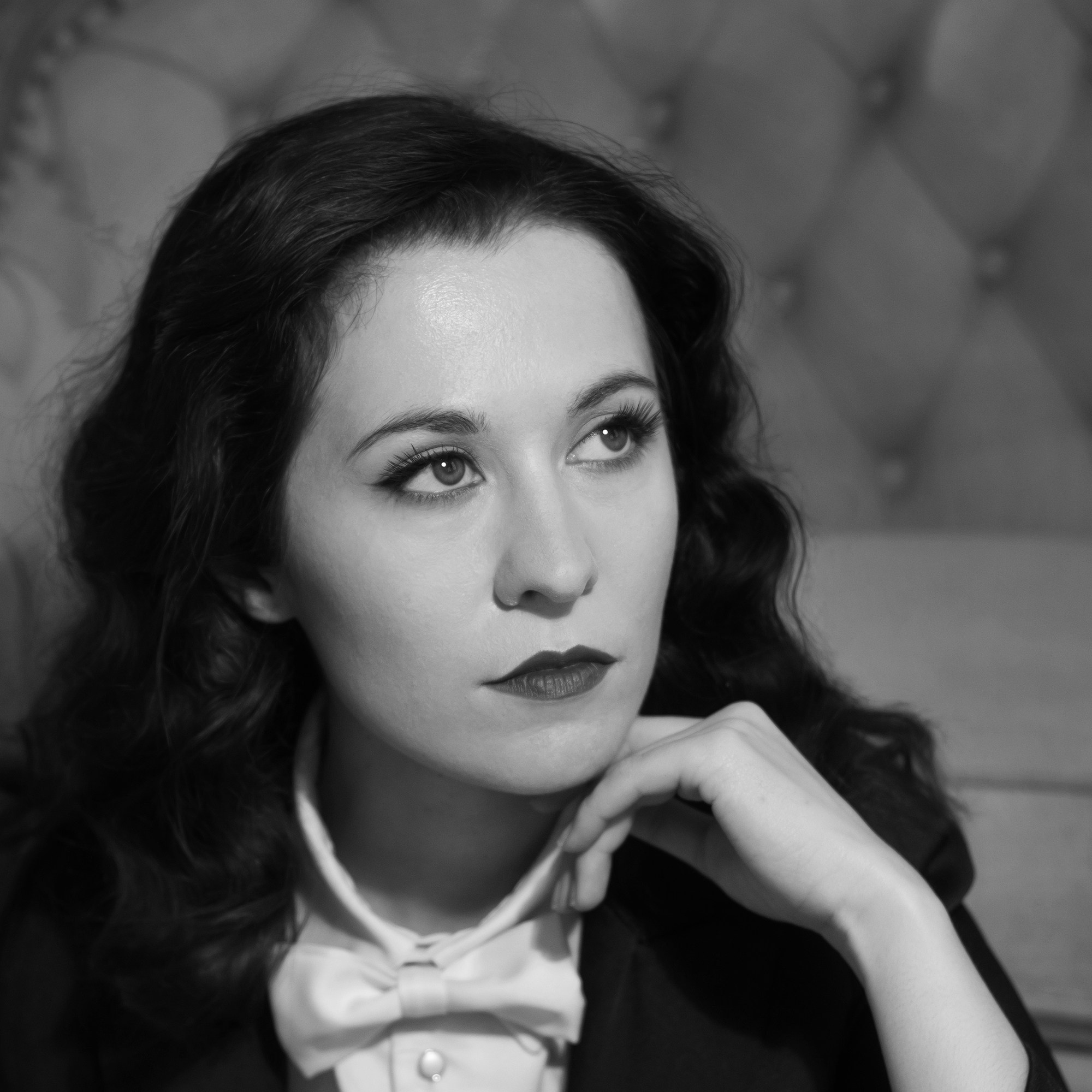 Образ Марлен Дитрих, стилизация. Ретро стиль, черно-белая обработка. Крупный женский портрет. 