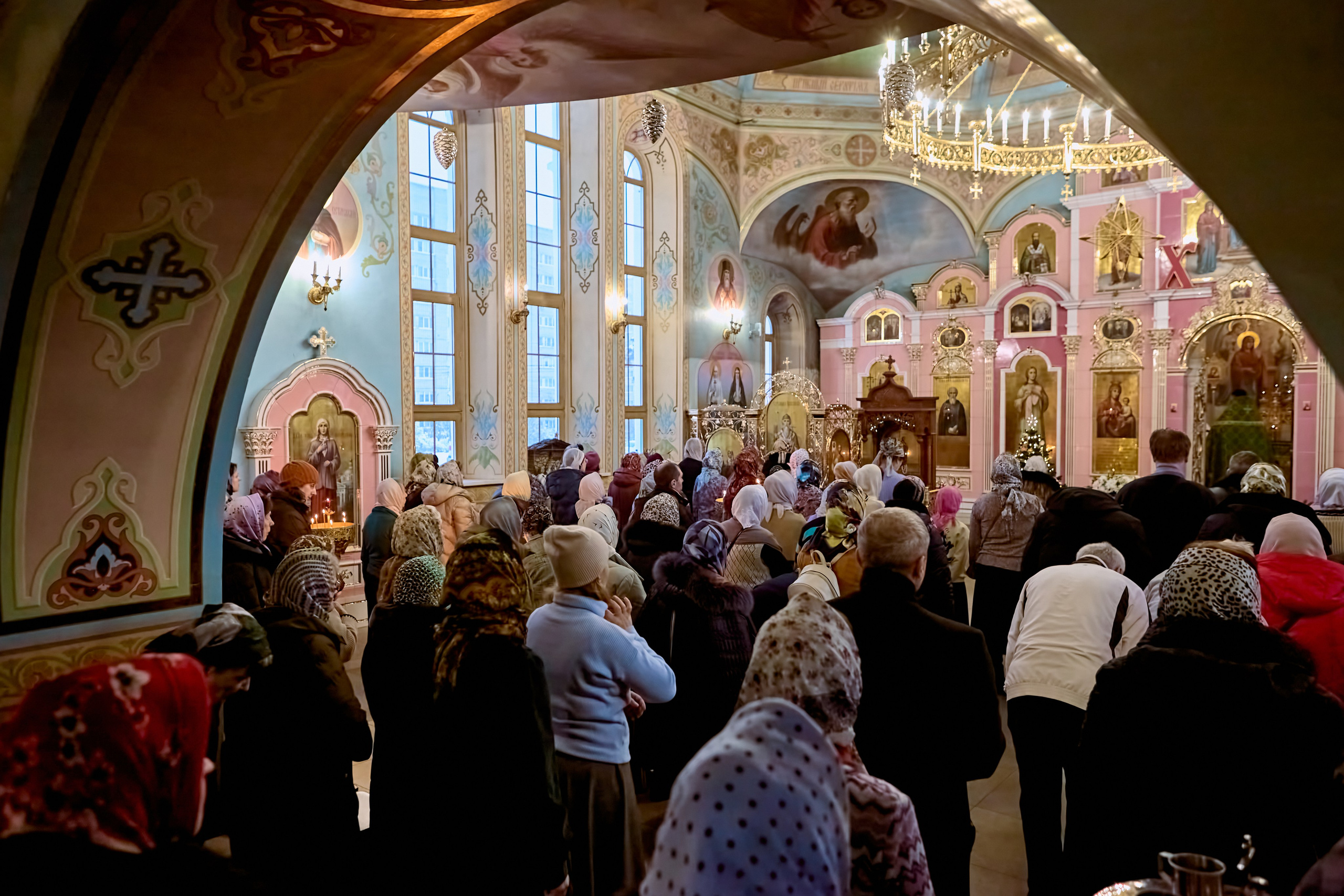 Вид с притвора храма, стоят прихожане в храме на Литургии 