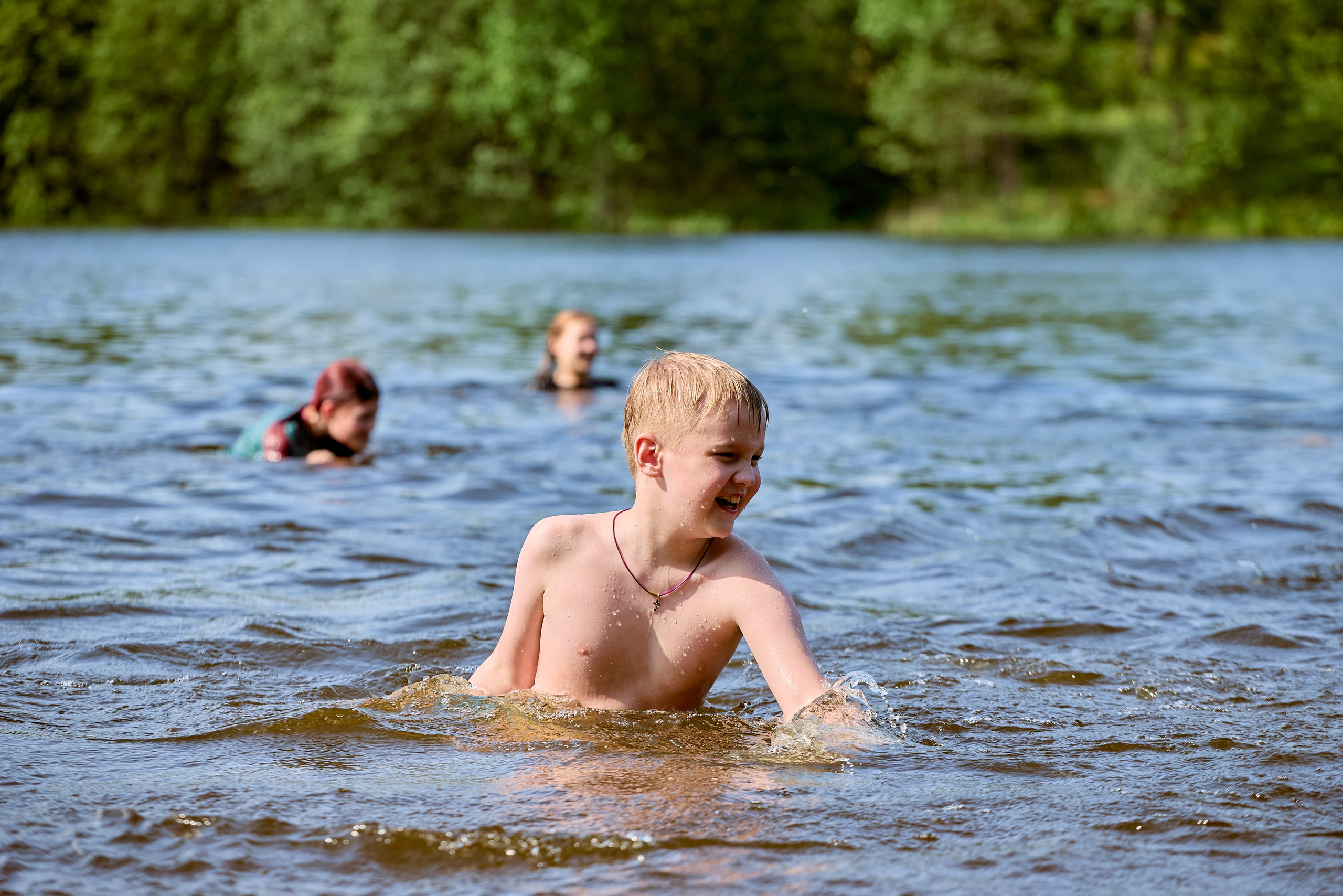 Малыш, играющий на озере, наполняет кадр светом и беззаботной радостью, фото Николая Голованова, г. Дзержинск.