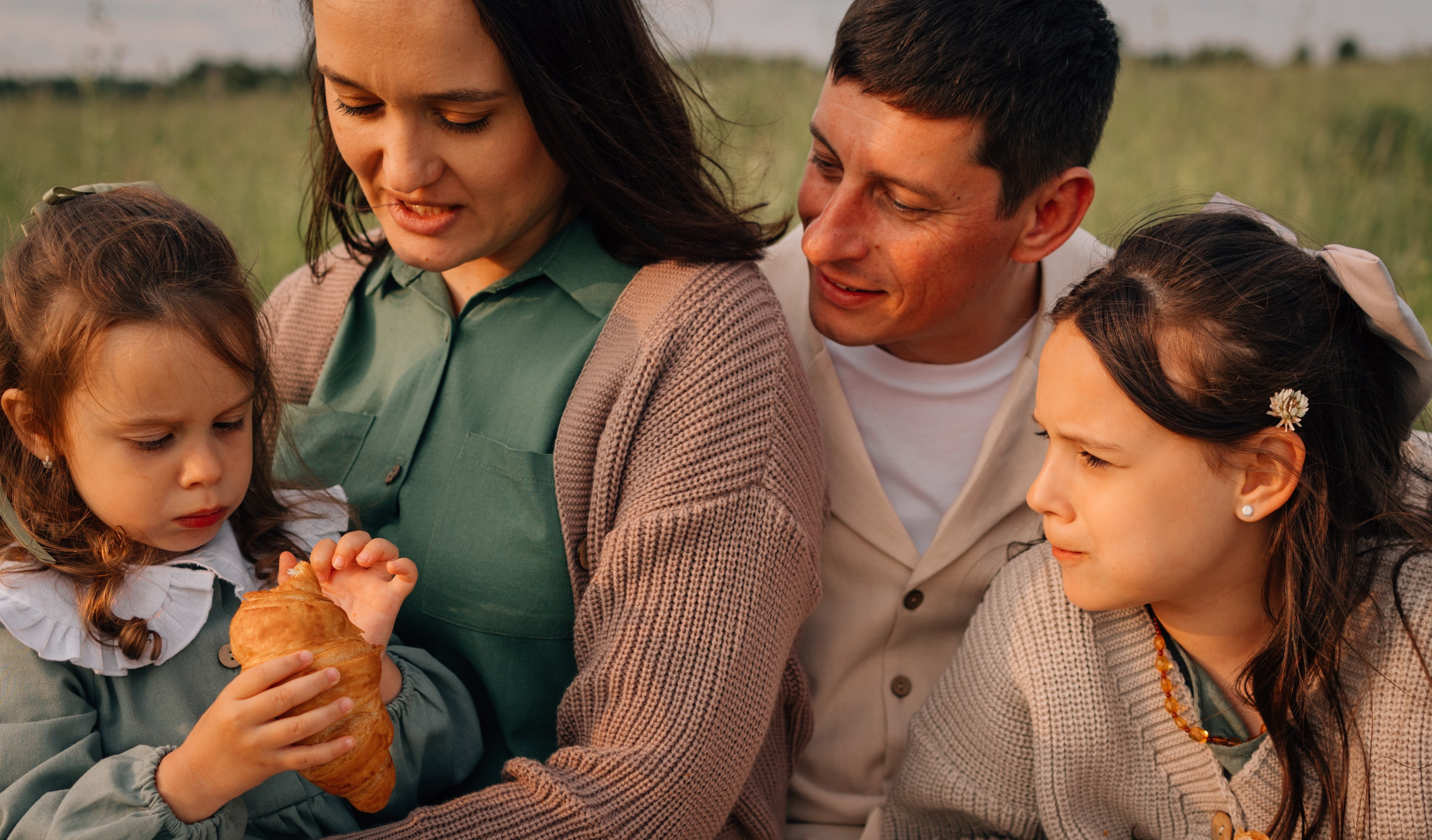 Анна, Марчелло, Настенька и Влада в поле. Фотограф Москва Светлана Кирюшина
