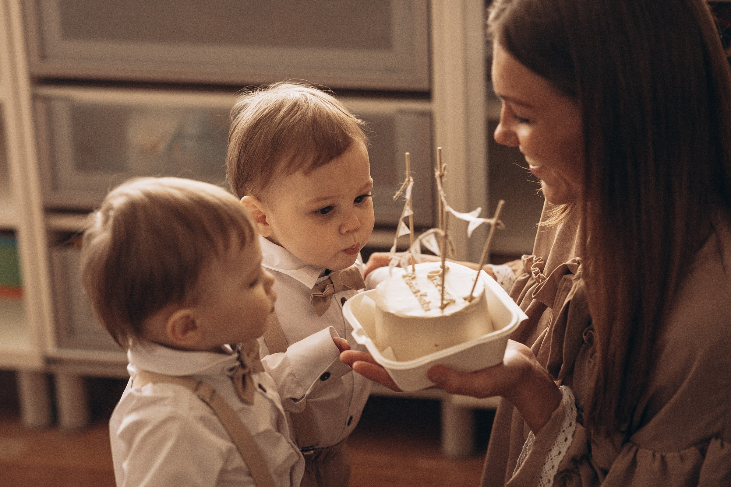 Первый тортик близнецов. Семейный Фотограф в Москве Евгения Симоненко
