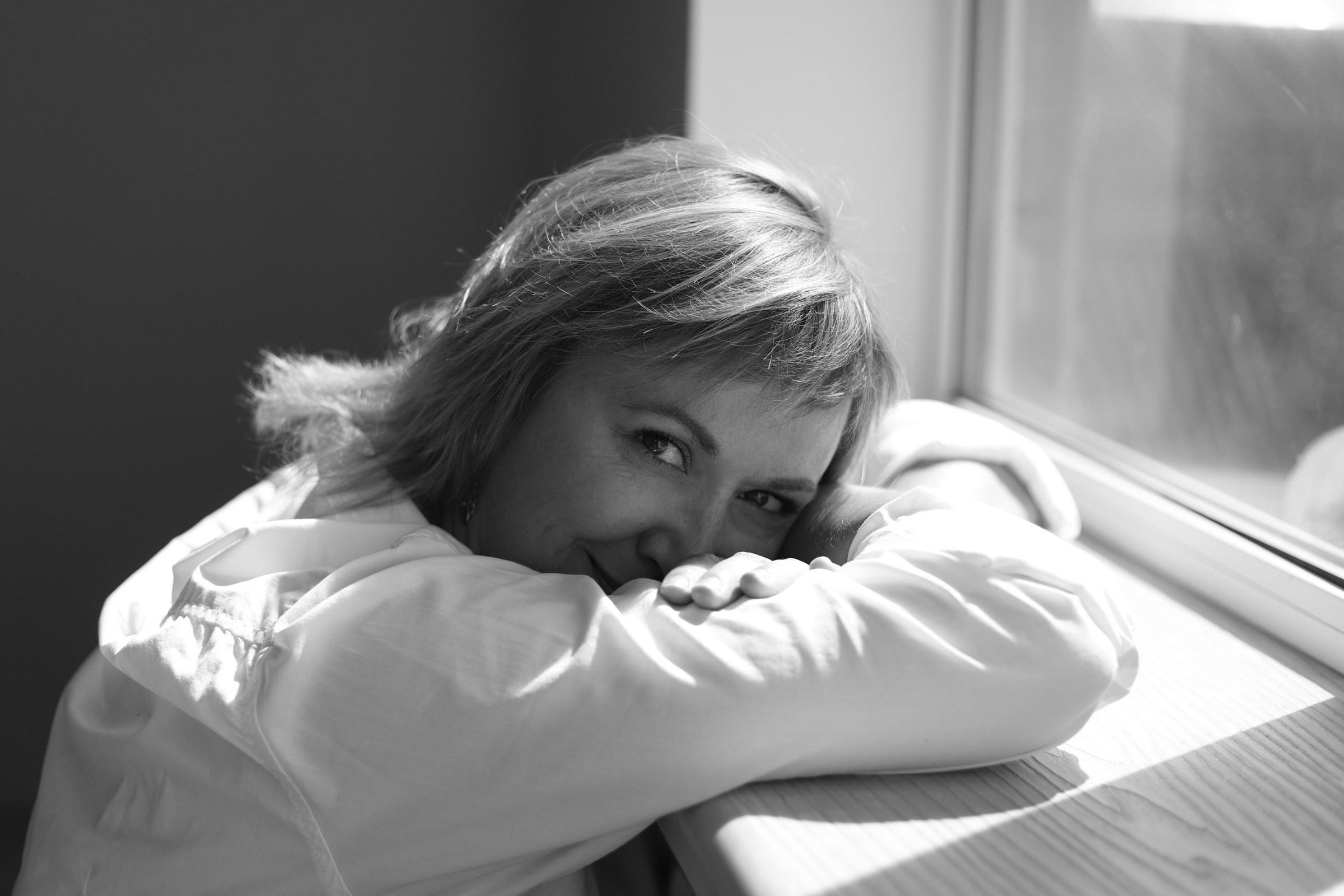 женский портрет чб у окна