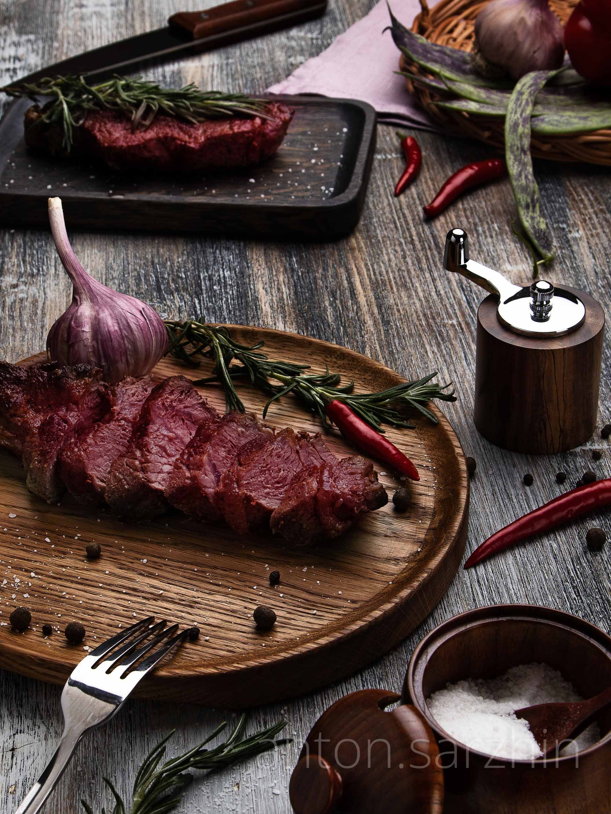 Фуд съемка стейка из говядины