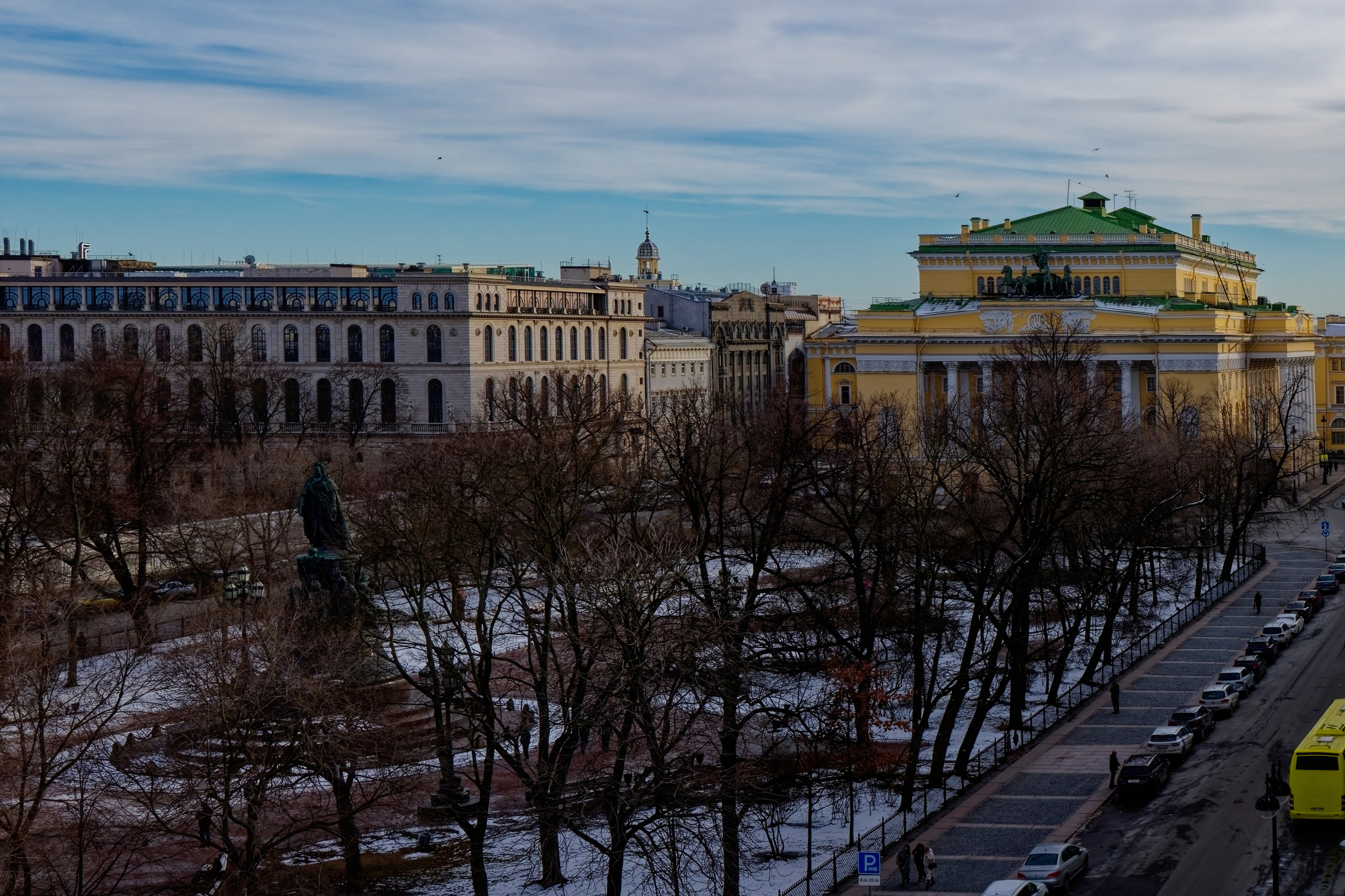 Вид со смотровой площадки музея Карла Буллы на Екатерининский сквер (площадь Островского) и национальный драматический театр России (Александринский театр) Санкт-Петербурга