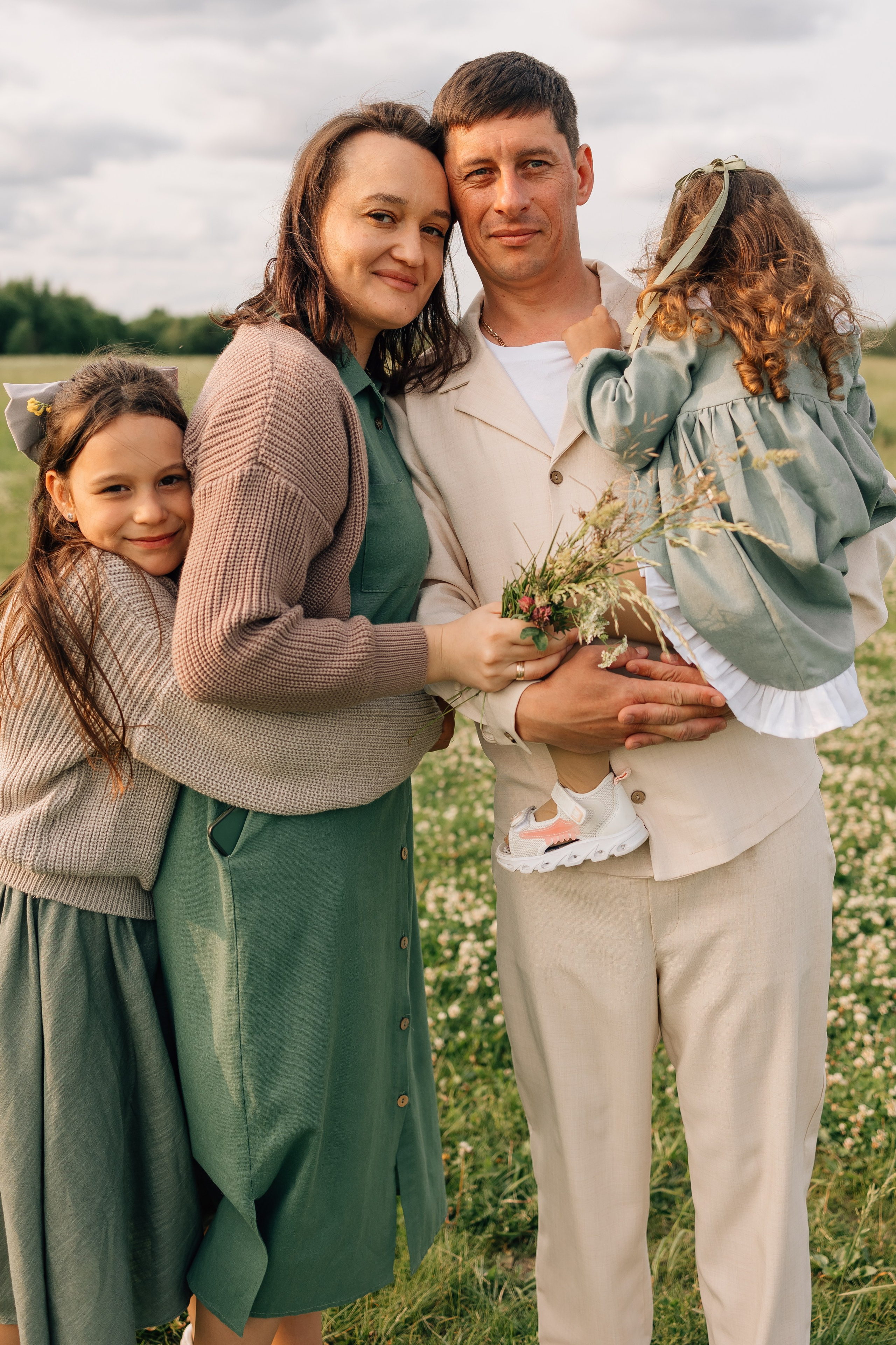 Анна, Марчелло, Настенька и Влада в поле. Фотограф Москва Светлана Кирюшина
