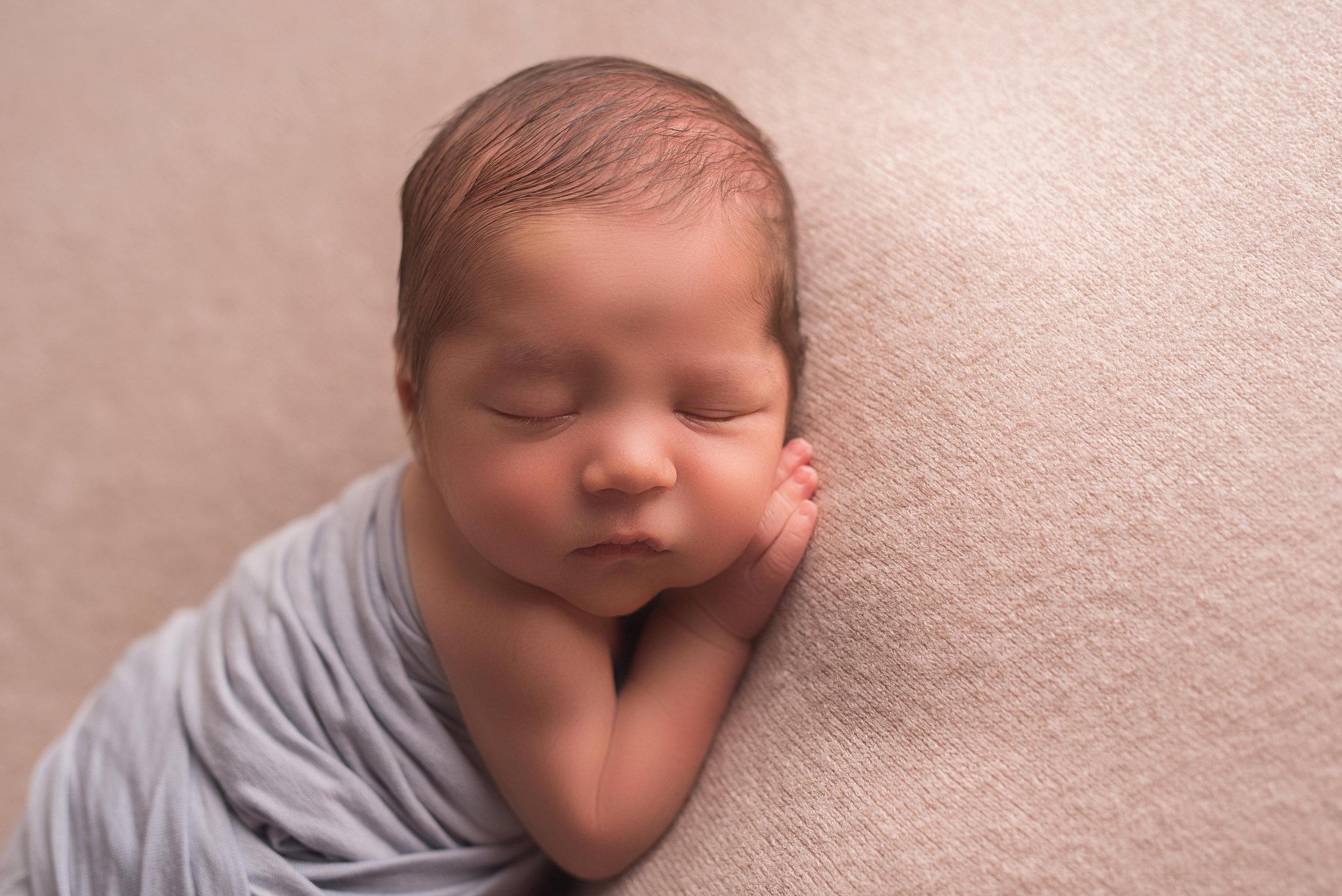 Артем, 9 дней. Фотограф новорожденных и детский фотограф в Екатеринбурге Ксени