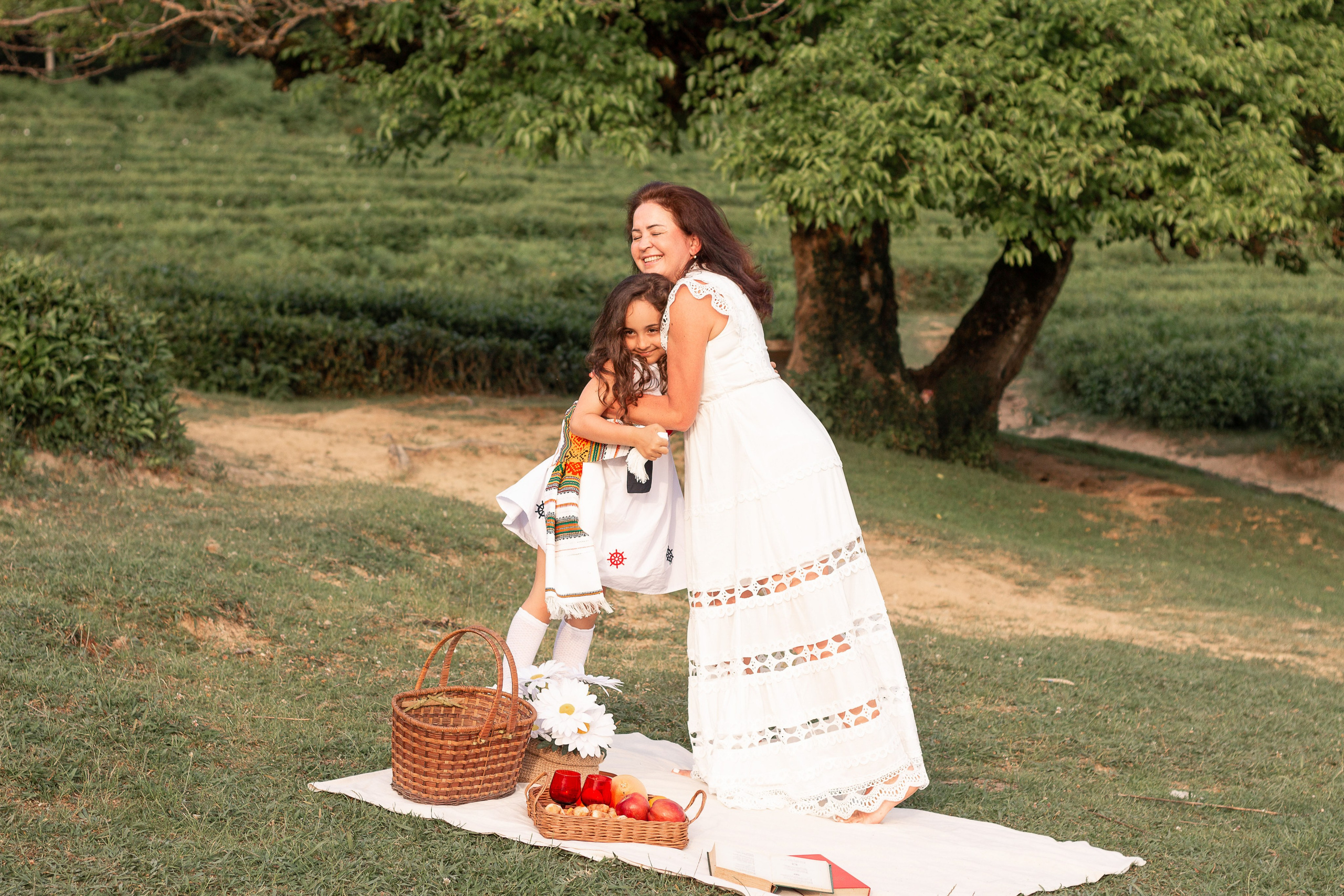 Мама с дочкой встречают закат в горах. Семейный фотограф в Сочи, Лоо, Дагомысе, Вардане Кучумова Олеся