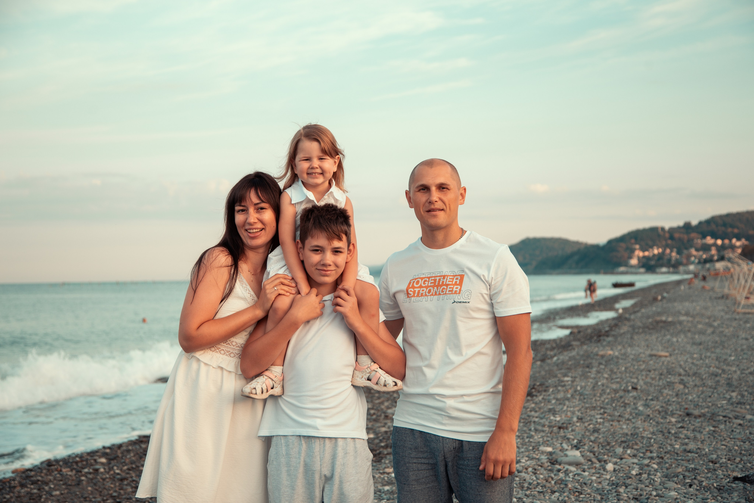 Завтрак у моря в Лоо на пляже «Горный Воздух». Семейный фотограф в Сочи, Лоо, Дагомысе, Вардане Кучумова Олеся