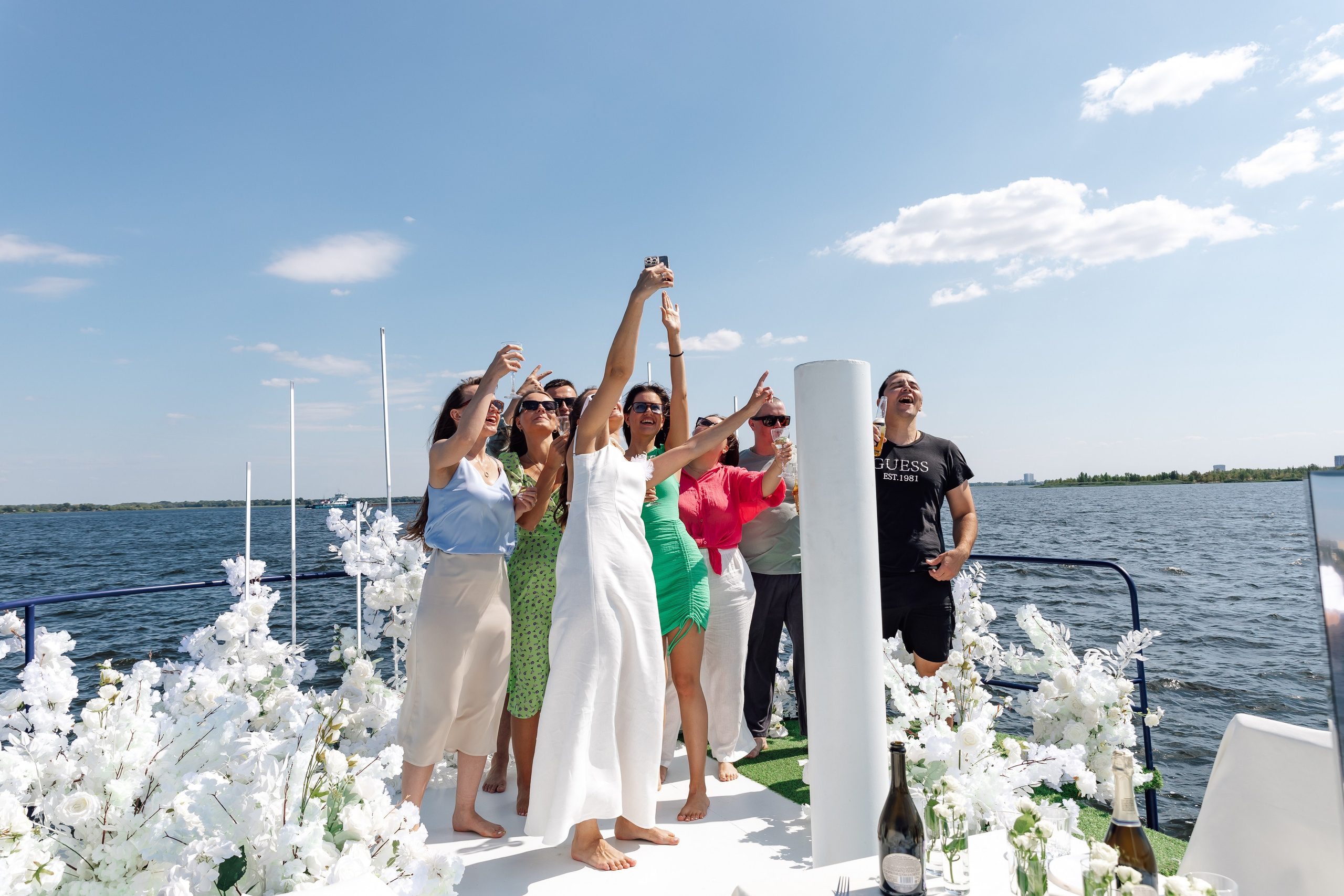 Александра и Геннадий. Яхта. Свадебный фотограф в Саратове