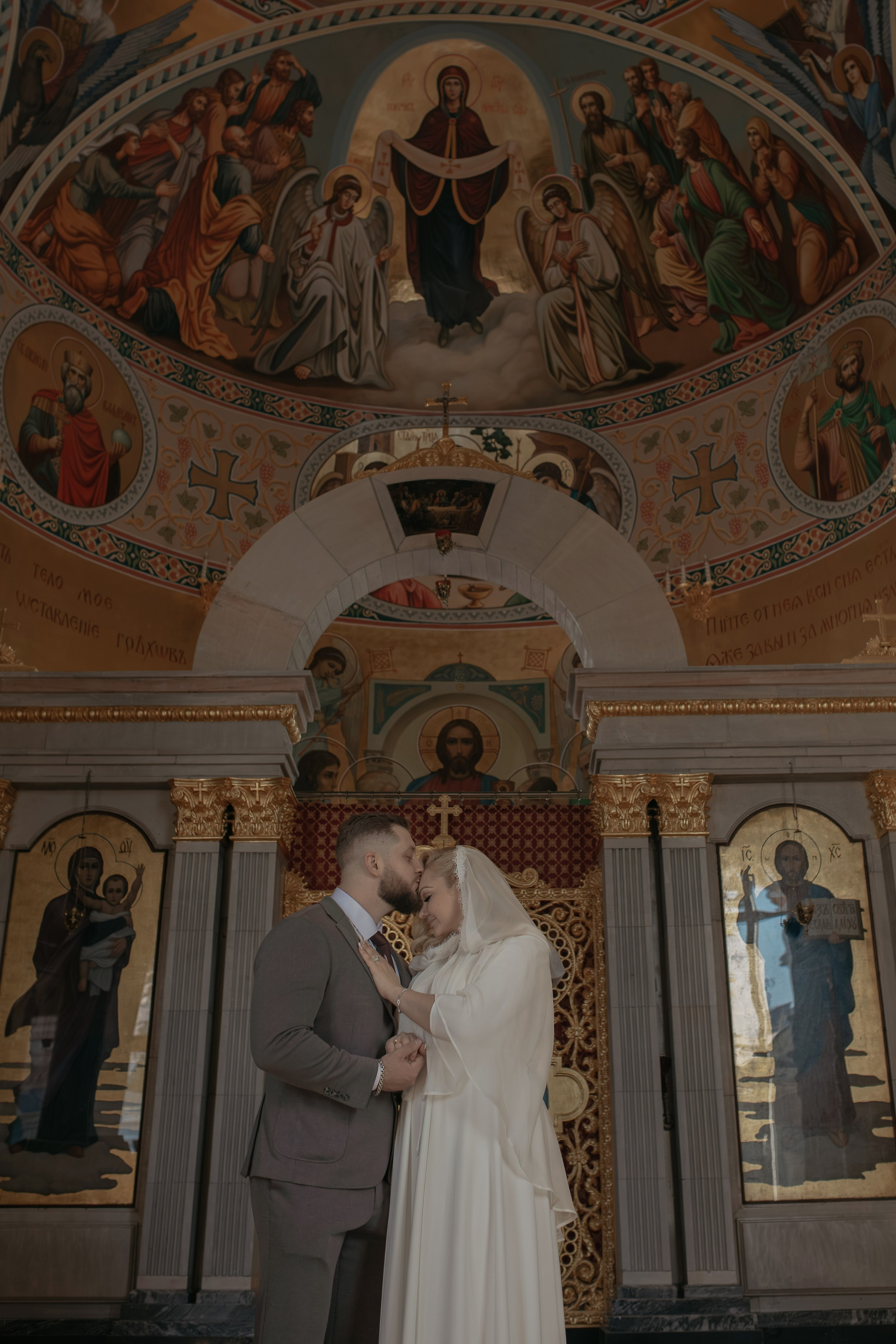 муж и жена в часовне на территории Успенского собора в Ташкенте