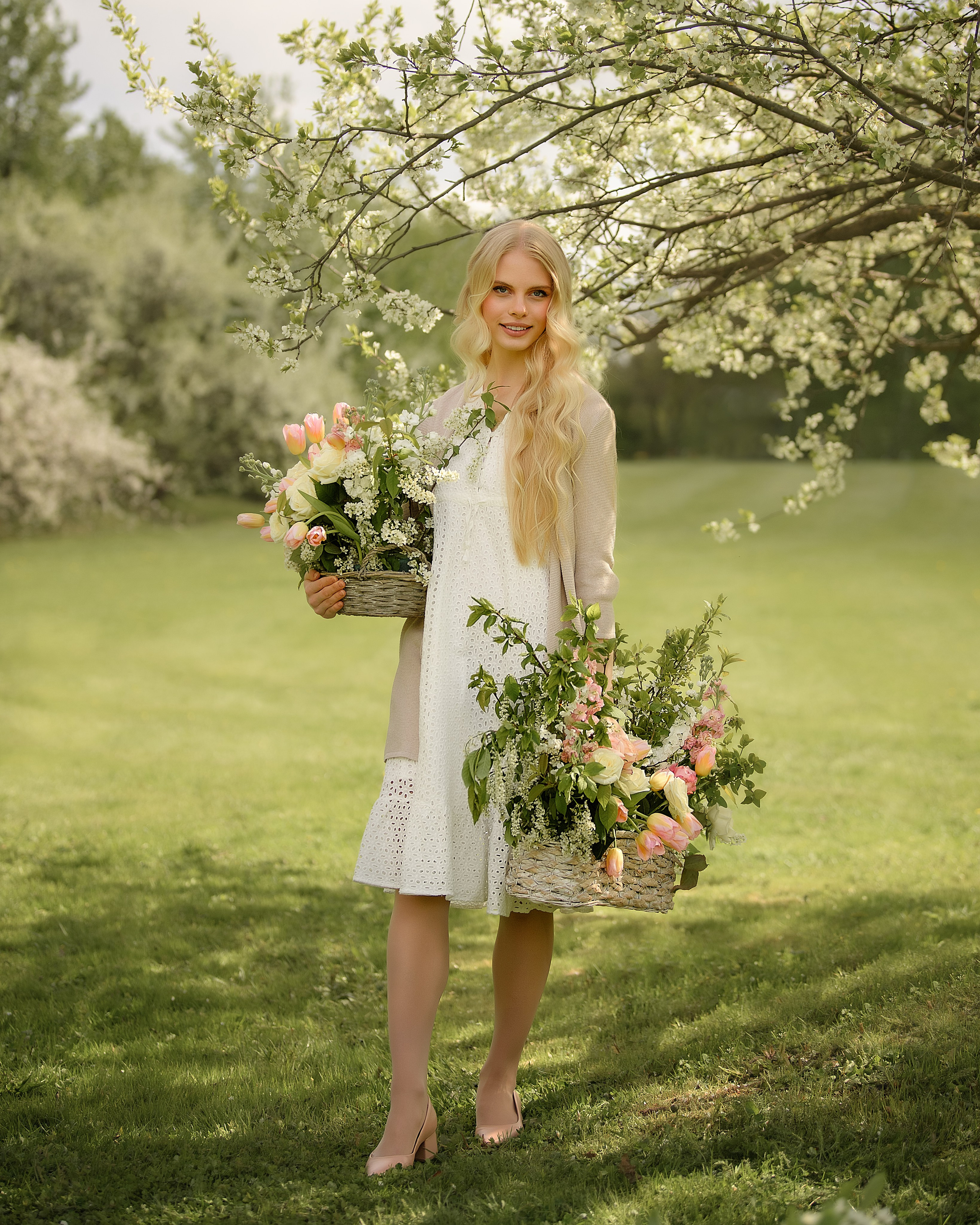 Фотосессия девушки в цветении в музее-заповеднике Коломенское. Женский фотограф в Москве Богдашкина Динара