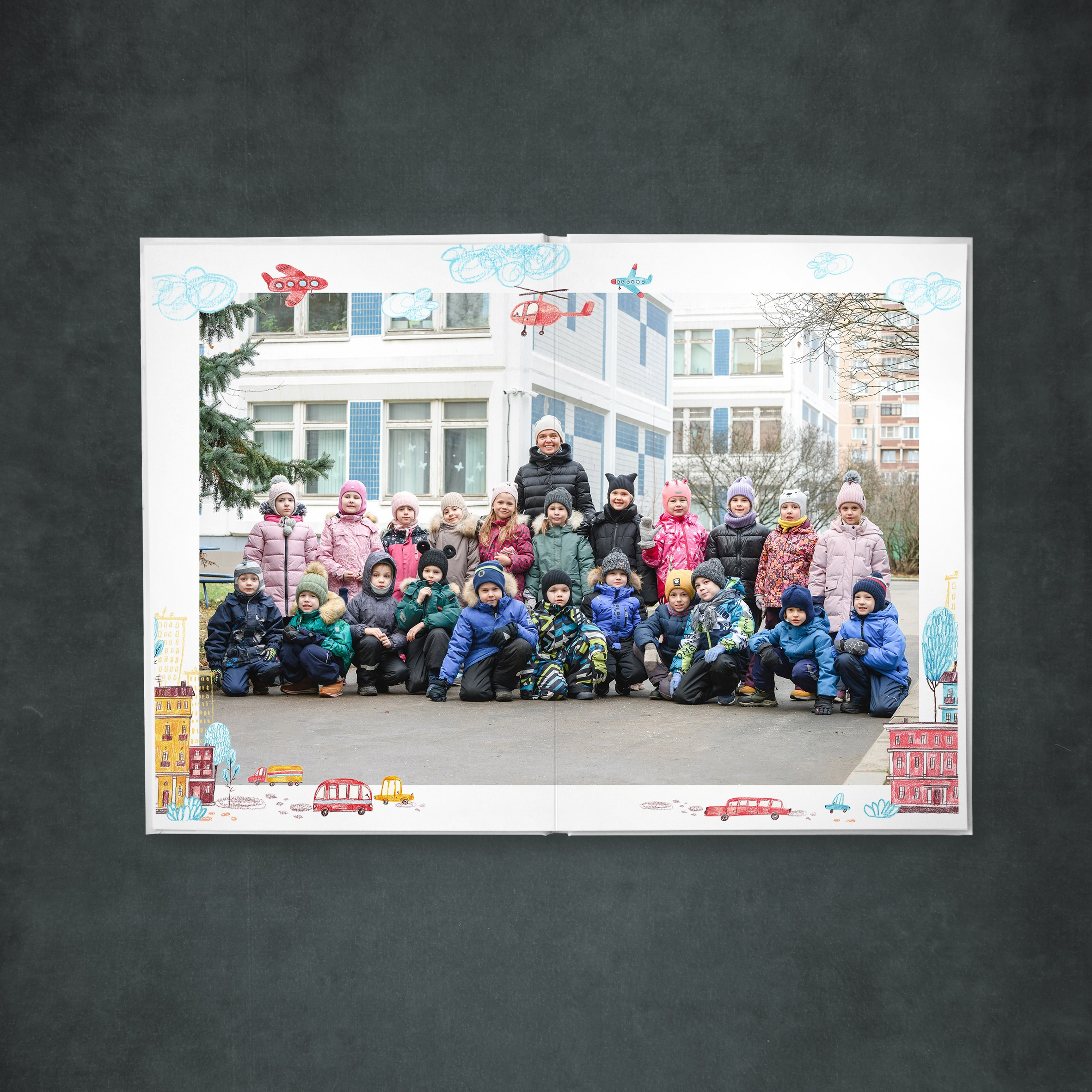 Групповое фото детей в детском саду на разворот