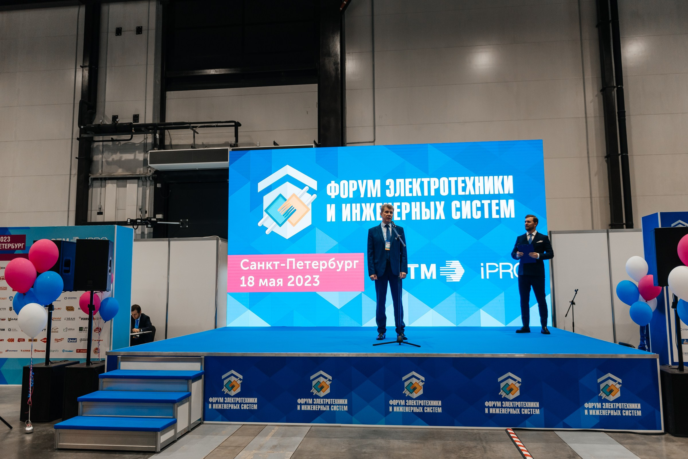 Репортажная съёмка на форуме ЭТМ. Свадебный фотограф в Санкт-Петербурге Венера Ахметова