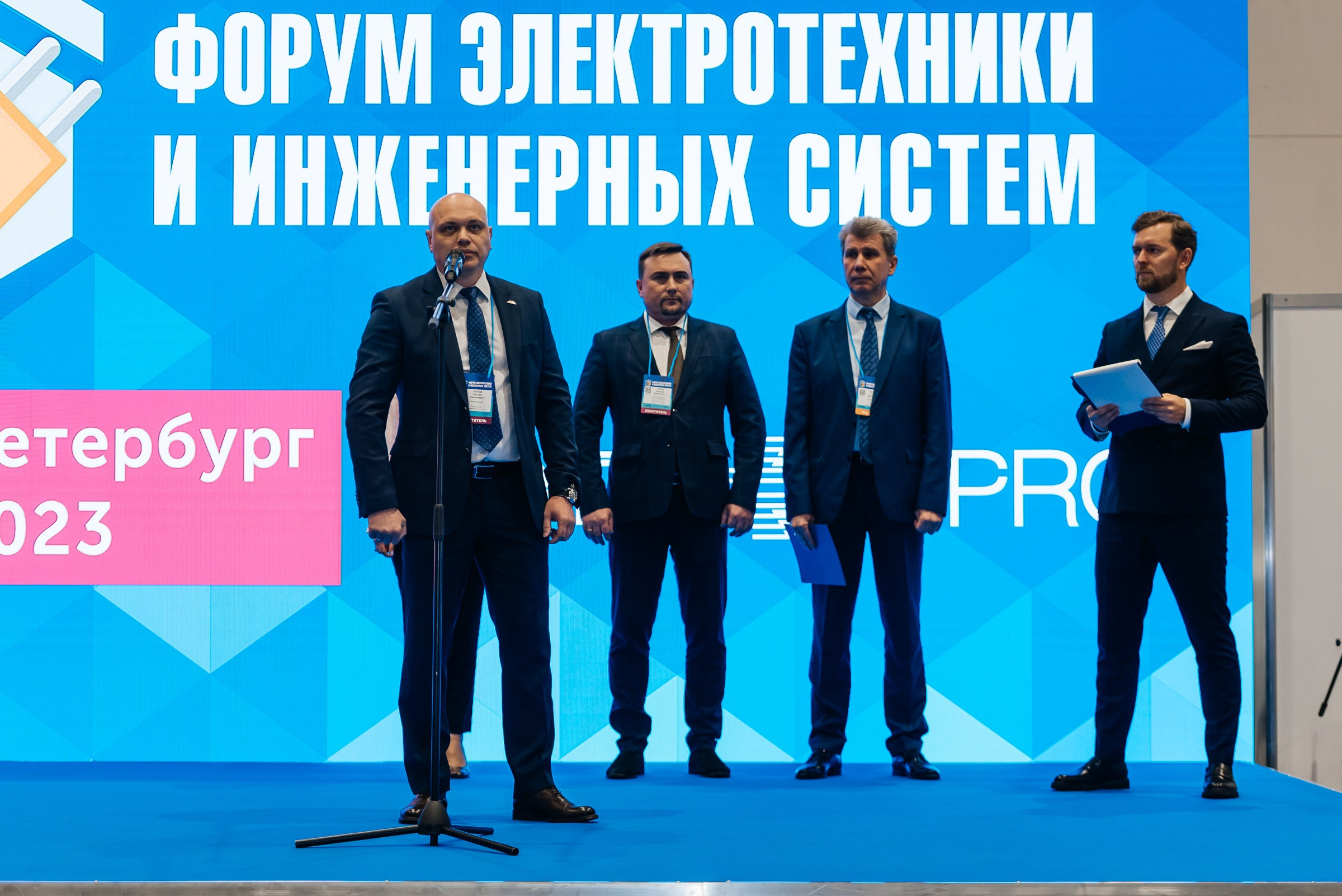 Репортажная съёмка на форуме ЭТМ. Свадебный фотограф в Санкт-Петербурге Венера Ахметова