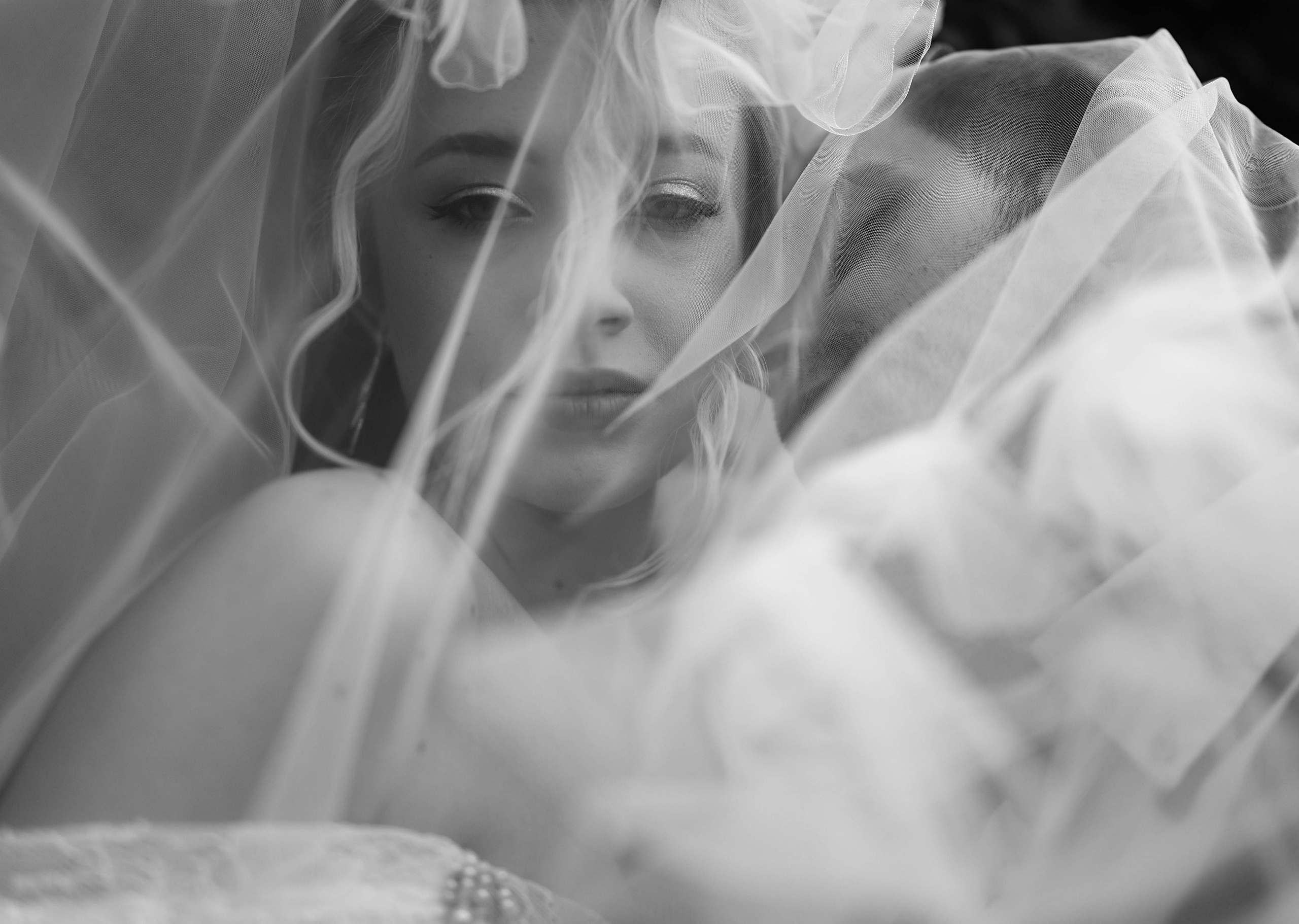 Портрет невесты под фатой. Фотограф Денис Перминов