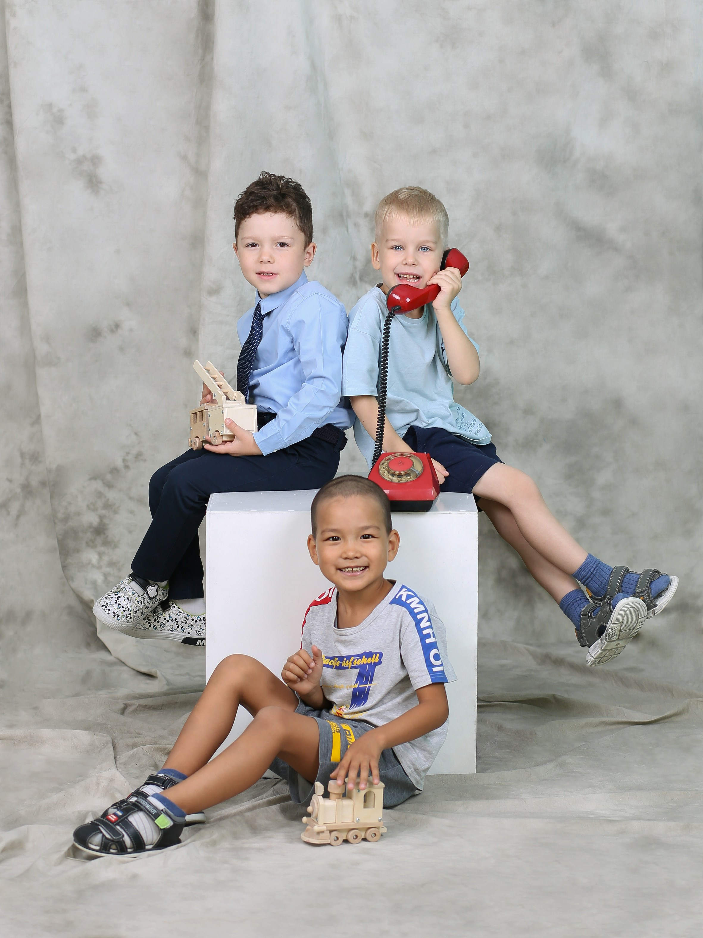 Общее фото в детском саду с выездным реквизитом в Тюмени. Выпускные альбомы в Тюмени для школ, садов, вузов спортивных секций