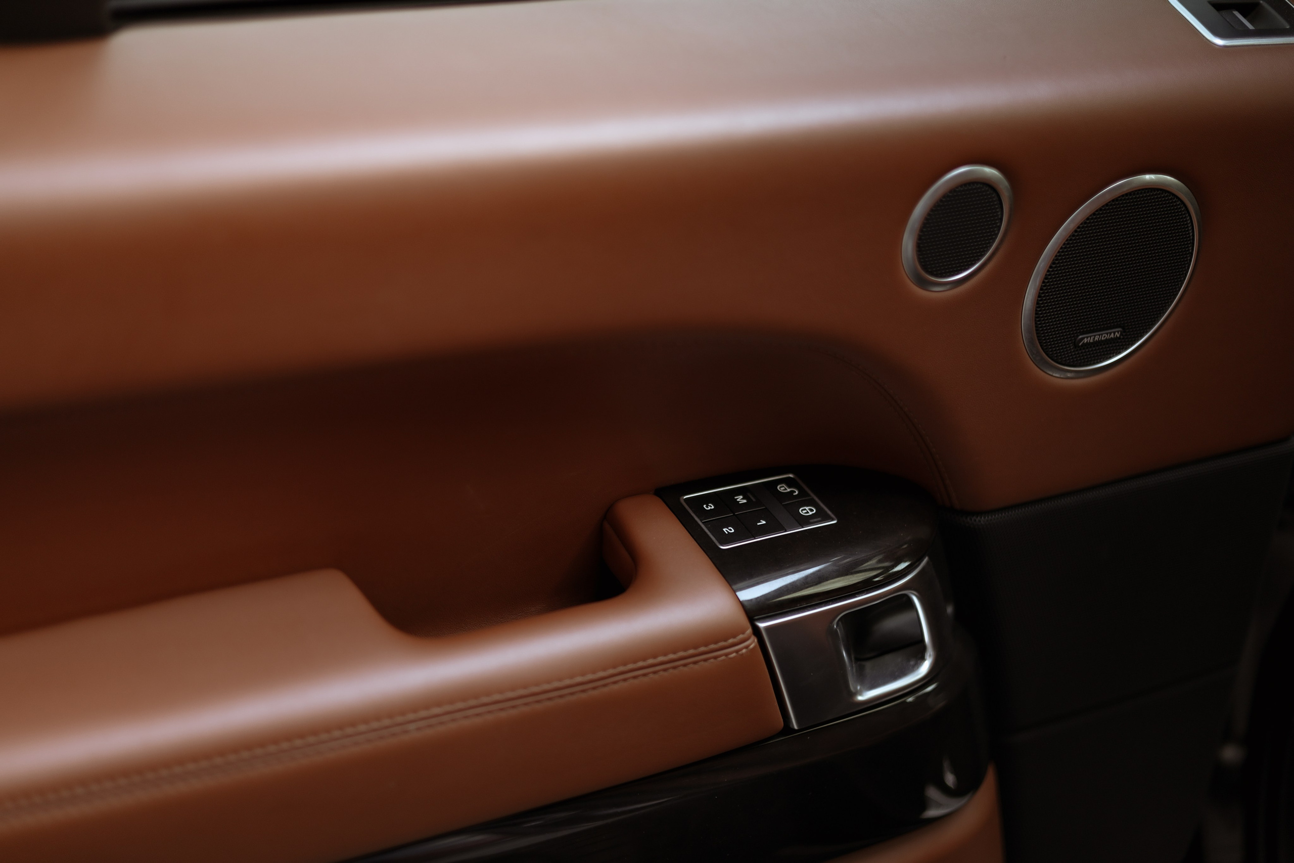 Range Rover. Photographer Tatiana Ivanova in Yaroslavl