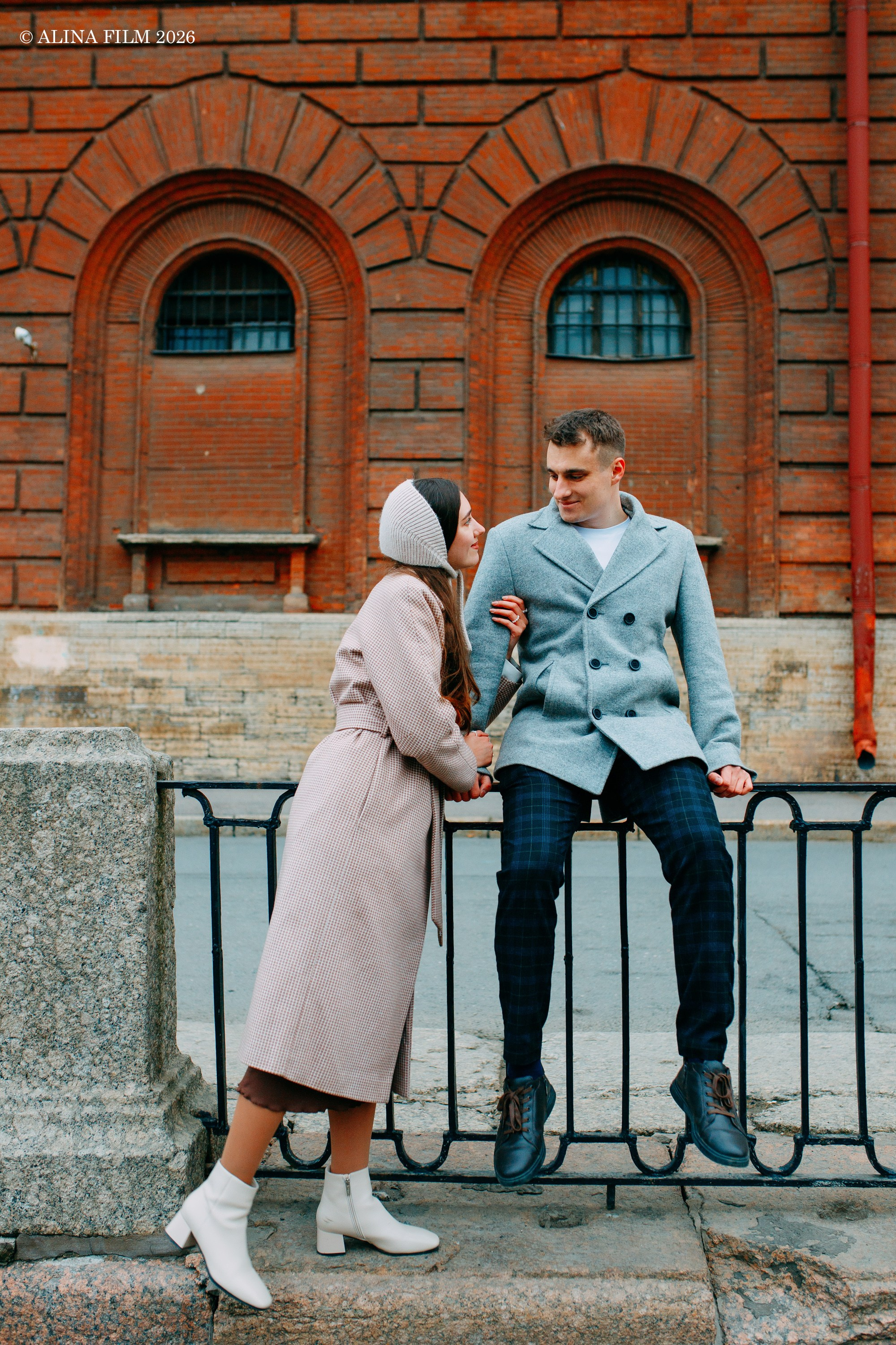 Фотосессия лавстори на Старо-Калинкином мосту. Фотограф в Санкт-Петербурге Alina Film