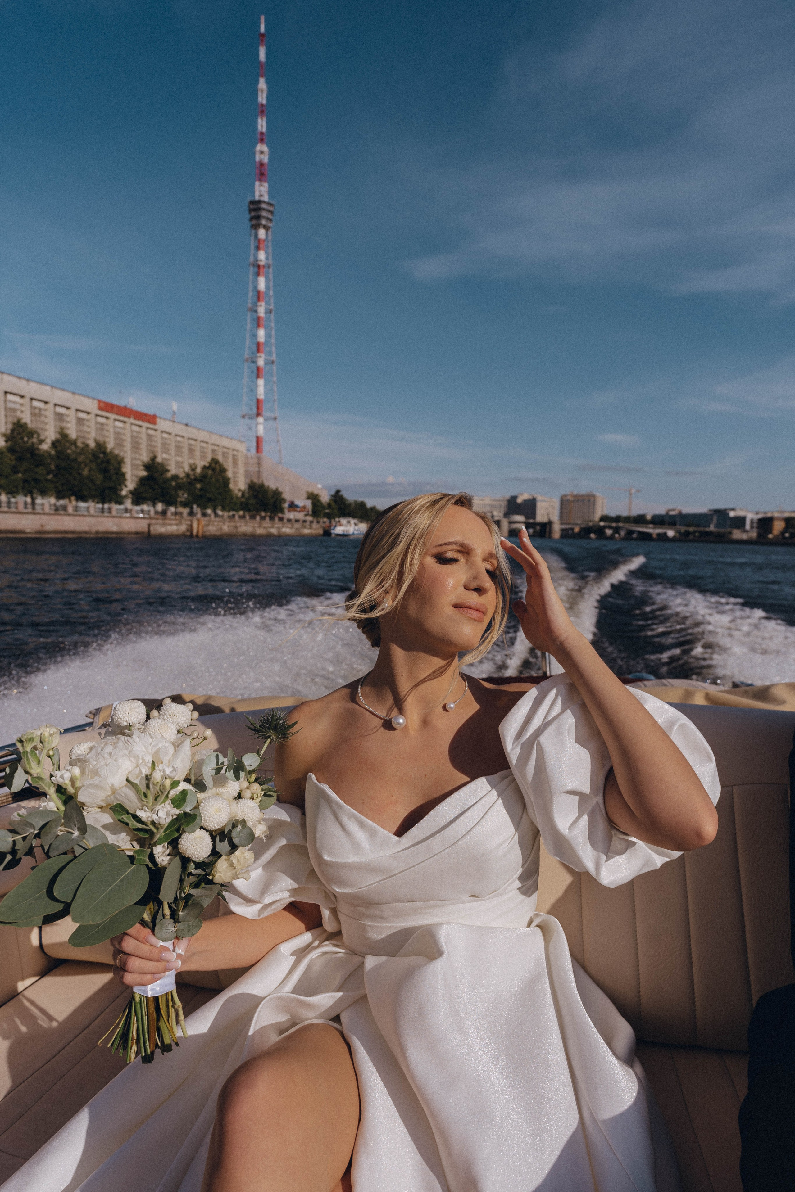 СВАДЕНБНАЯ СЬЕМКА НА КАТЕРЕ ПО КАНАЛАМ САНКТ-ПЕТЕРБУРГА И В АКВАТОРИИ НЕВЫ. Профессиональный фотограф, Санкт-Петербург — Виктория Богомолова
