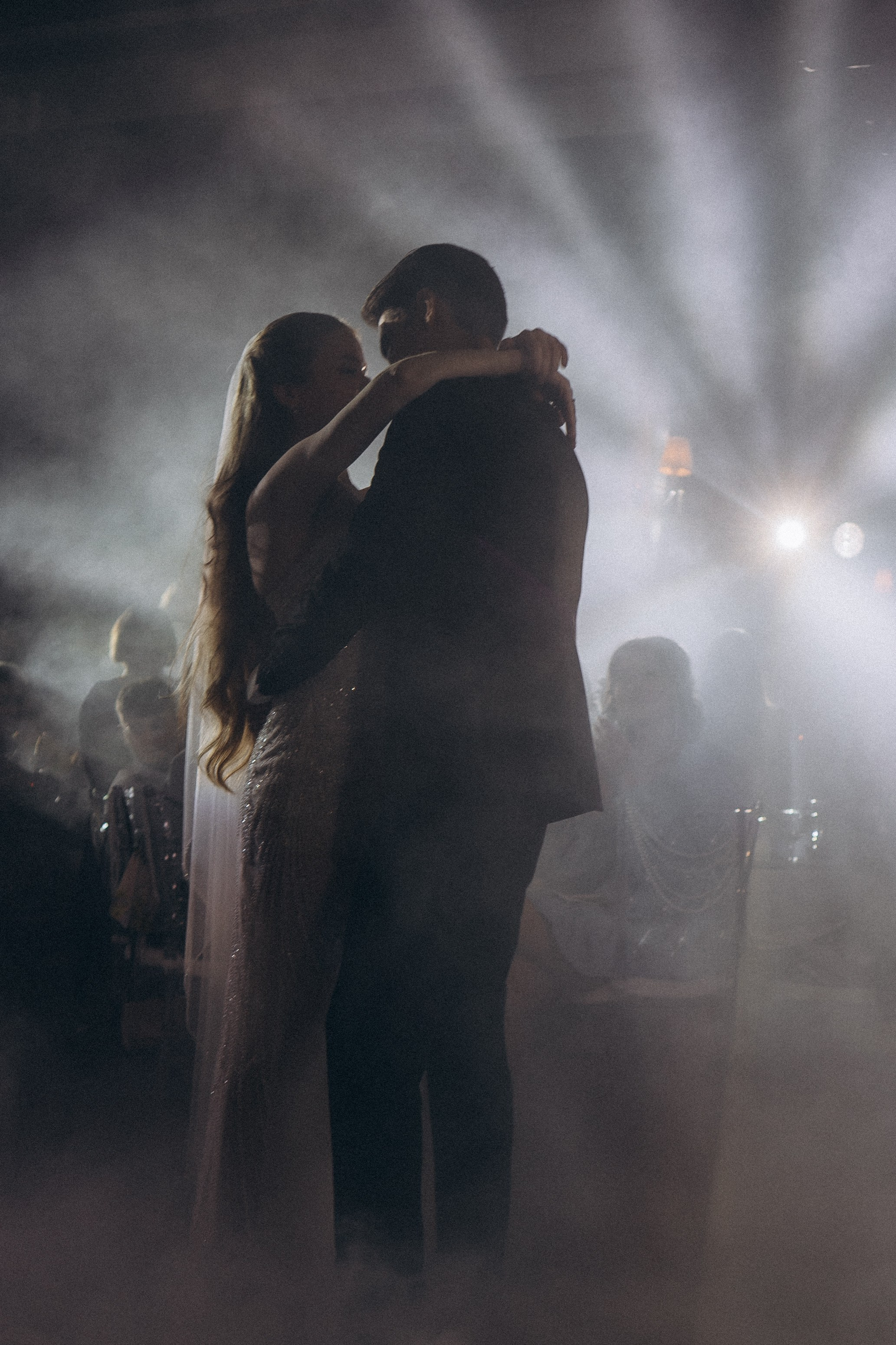 ПЕРВЫЙ ТАНЕЦ МОЛОДЫХ НА БАНКЕТЕ. ТРОГАТЕЛЬНЫЙ МОМЕНТ (СНЯТО В СИБИРЕ В НИЖНЕВАРТОВСКЕ). Профессиональный фотограф, Санкт-Петербург — Виктория Богомолова