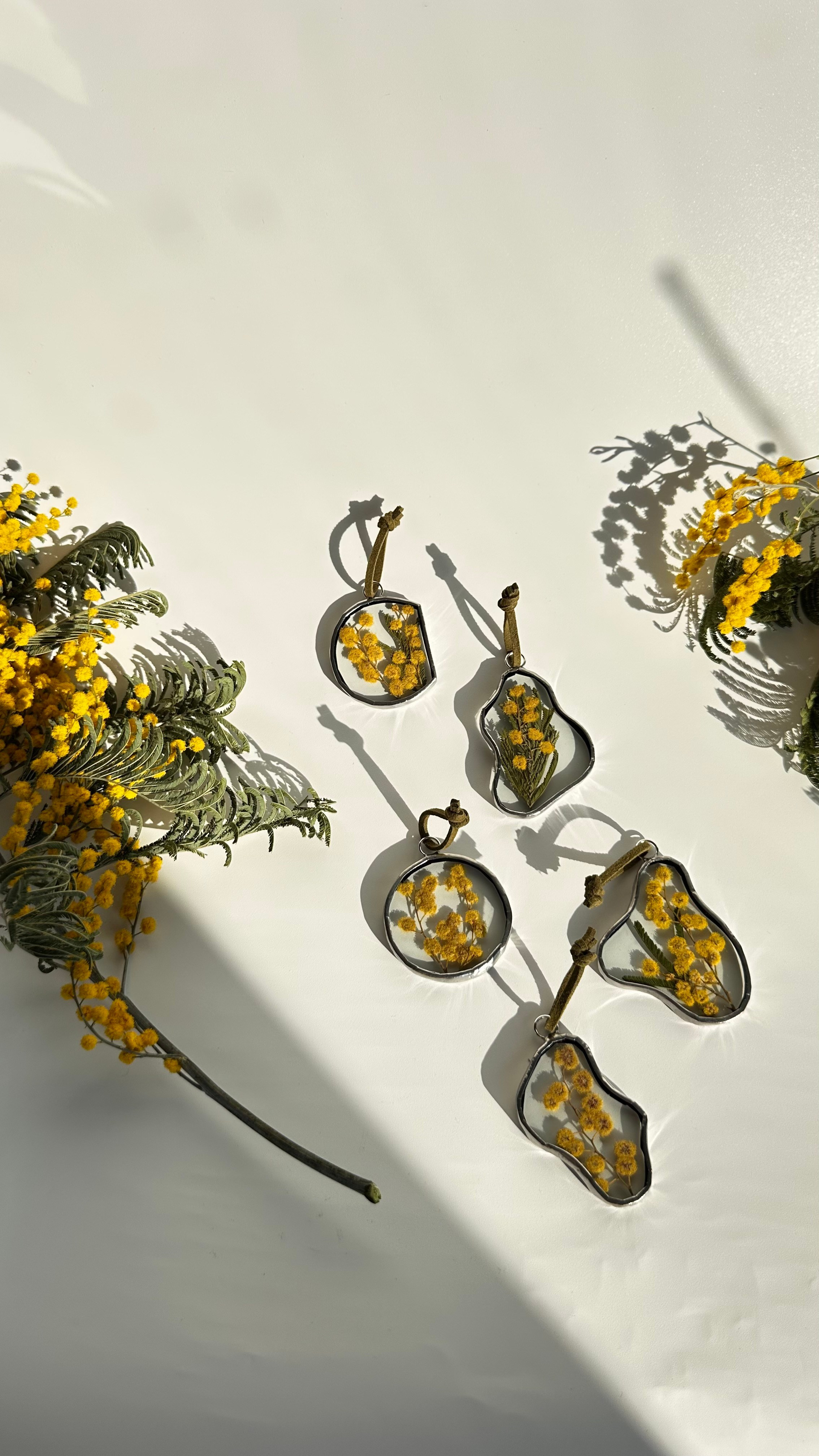 Декор для интерьера (комплект украшений для дома) подвески-игрушки с мимозой в технике тиффани. Гербарий в стекле, интерьерные панно, витражи с сухоцветами в технике тиффани